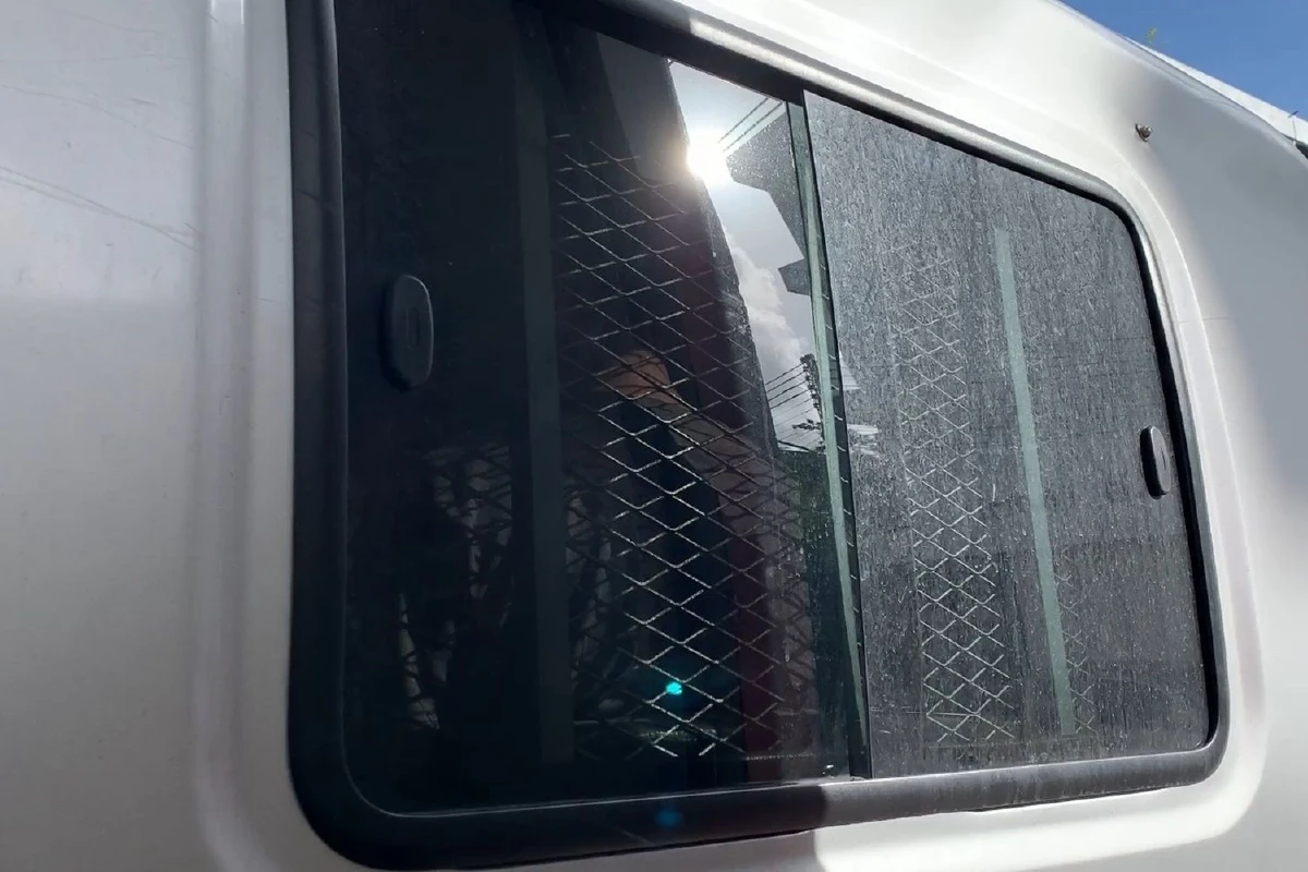 ตำรวจคุมผัวมือมีดแทงเมียและชายชู้สาหัสฝากขัง