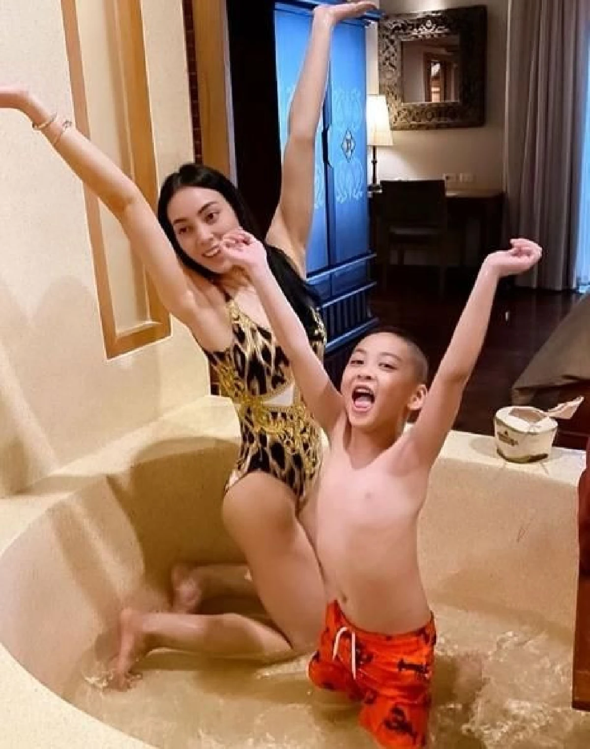 แซ่บประเดิมต้นปี! ตั๊ก บงกช อวดหุ่นเซ็กซี่ในชุดว่ายน้ำสีเหลืองสุดปัง