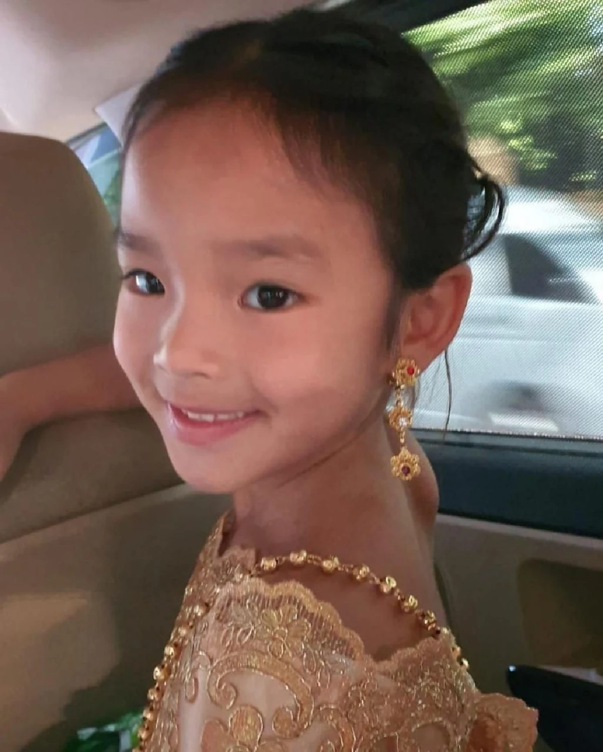 น้องปีใหม่ กับเหตุผลที่เลือกใส่ชุดไทยสีทองในวันเกิด พร้อมภาพน่ารักก้มกราบตัก แม่แอฟ