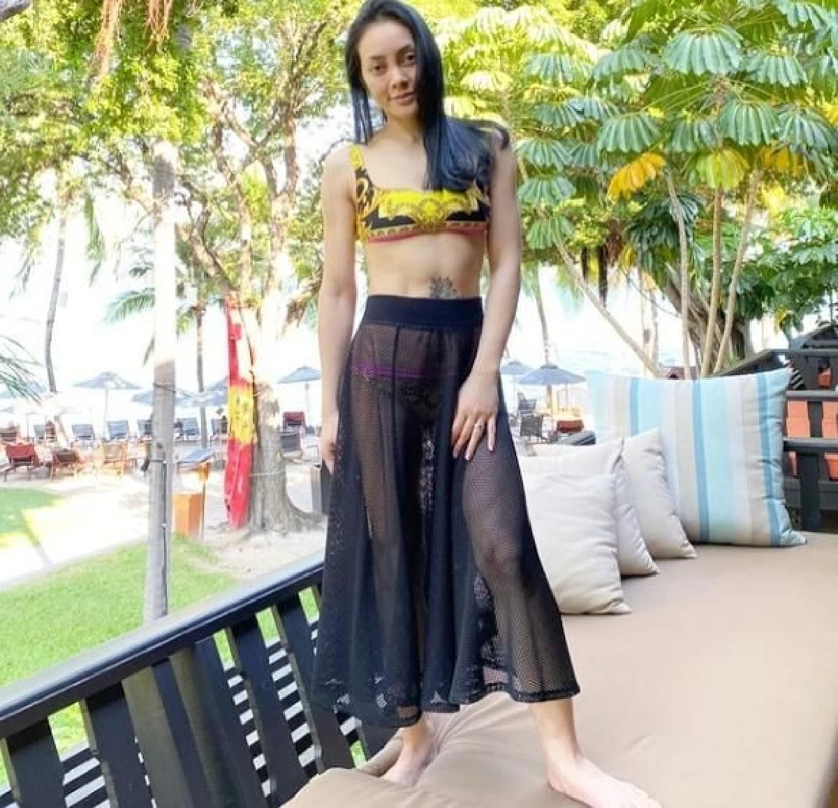 แซ่บประเดิมต้นปี! ตั๊ก บงกช อวดหุ่นเซ็กซี่ในชุดว่ายน้ำสีเหลืองสุดปัง