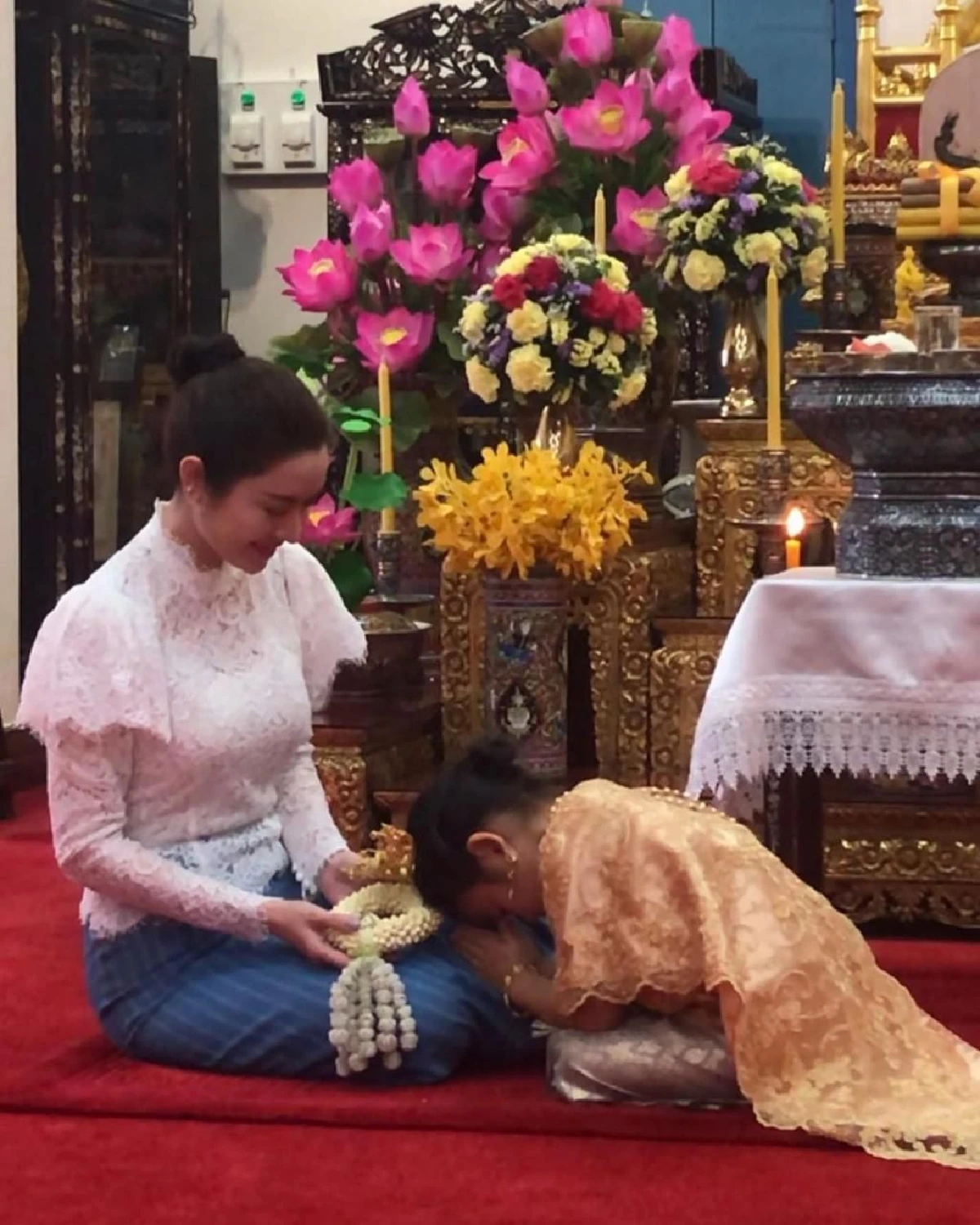 น้องปีใหม่ กับเหตุผลที่เลือกใส่ชุดไทยสีทองในวันเกิด พร้อมภาพน่ารักก้มกราบตัก แม่แอฟ