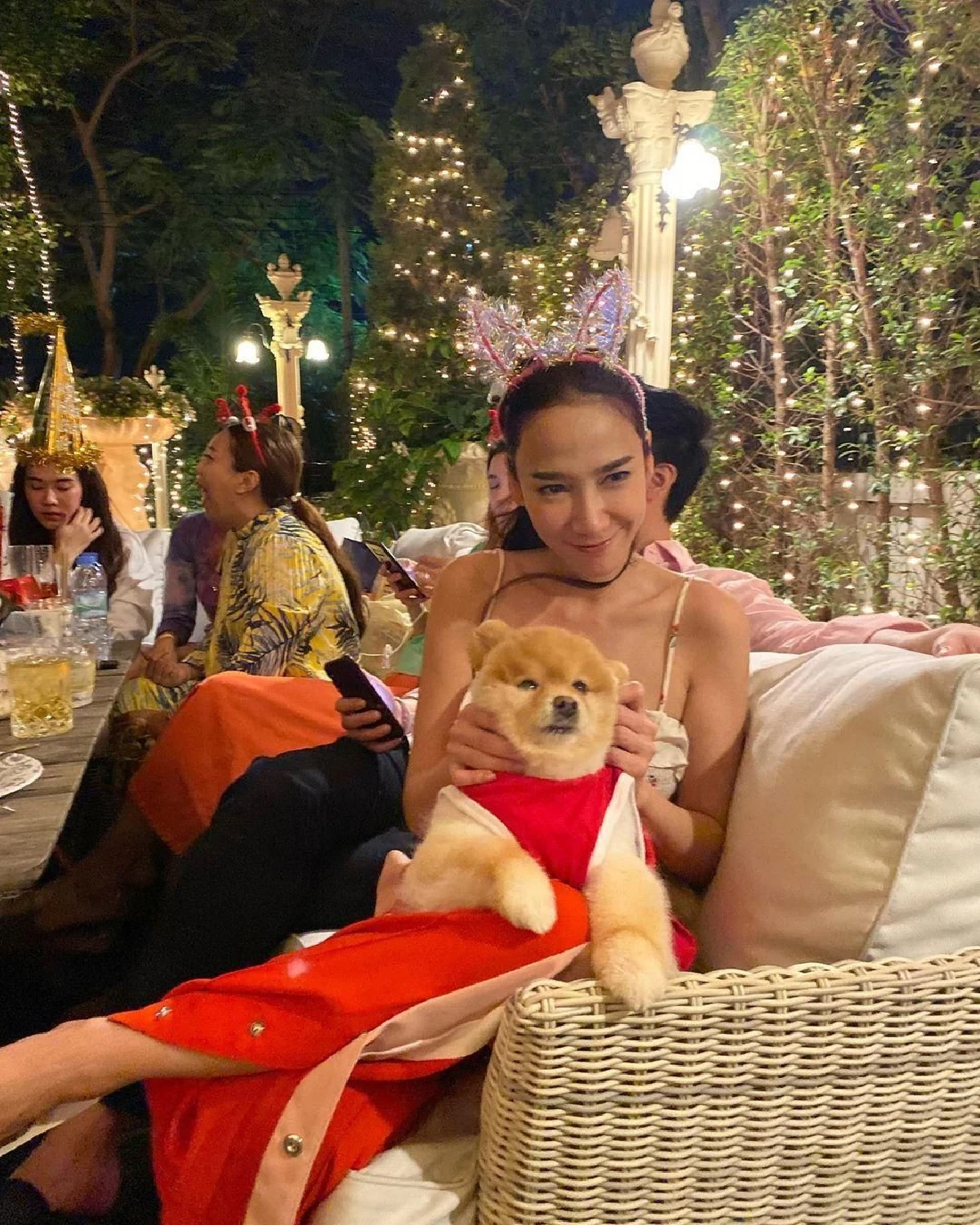 อั้ม พัชราภา สวมชุดสายเดี่ยวสุดเซ็กซี่ฉลองปีใหม่ย้อนหลังกับ ไฮโซพก