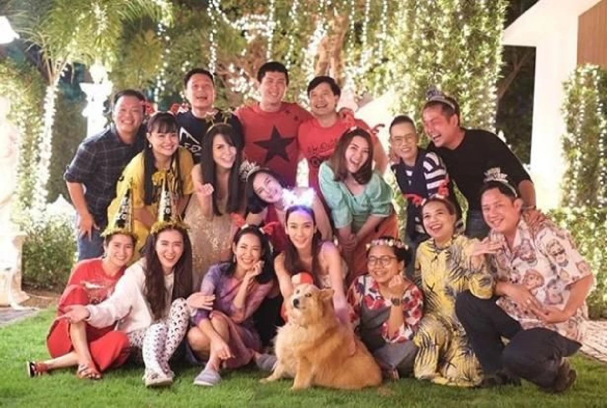 อั้ม พัชราภา สวมชุดสายเดี่ยวสุดเซ็กซี่ฉลองปีใหม่ย้อนหลังกับ ไฮโซพก