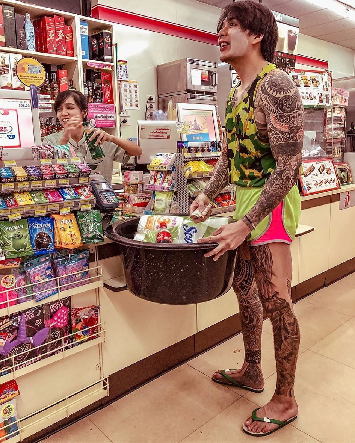 เอากับเขาด้วย! แทค ภรัณยู แบกกะละมังใบใหญ่ไปซื้อของ ร่วมรณรงค์ลดใช้ถุงพลาสติก