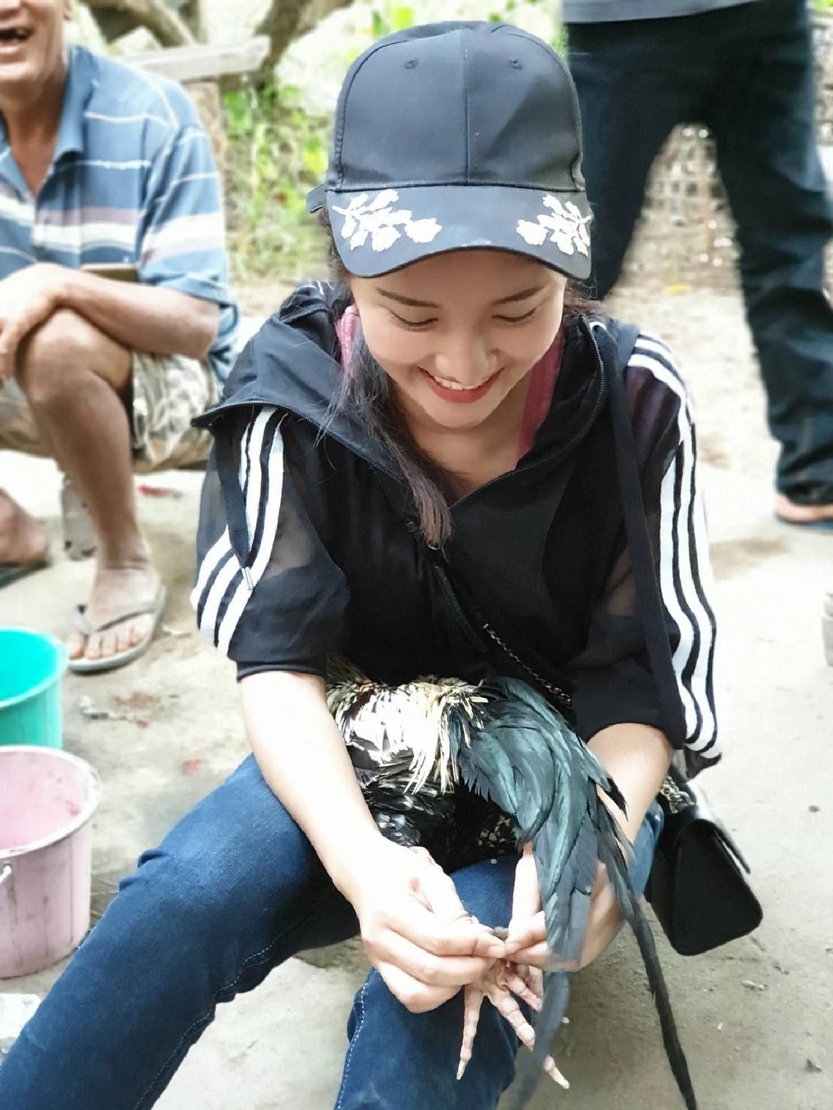 สาวพะเยาหันหลังให้งานประจำหันมาเลี้ยงไก่ชนสร้างรายได้งาม