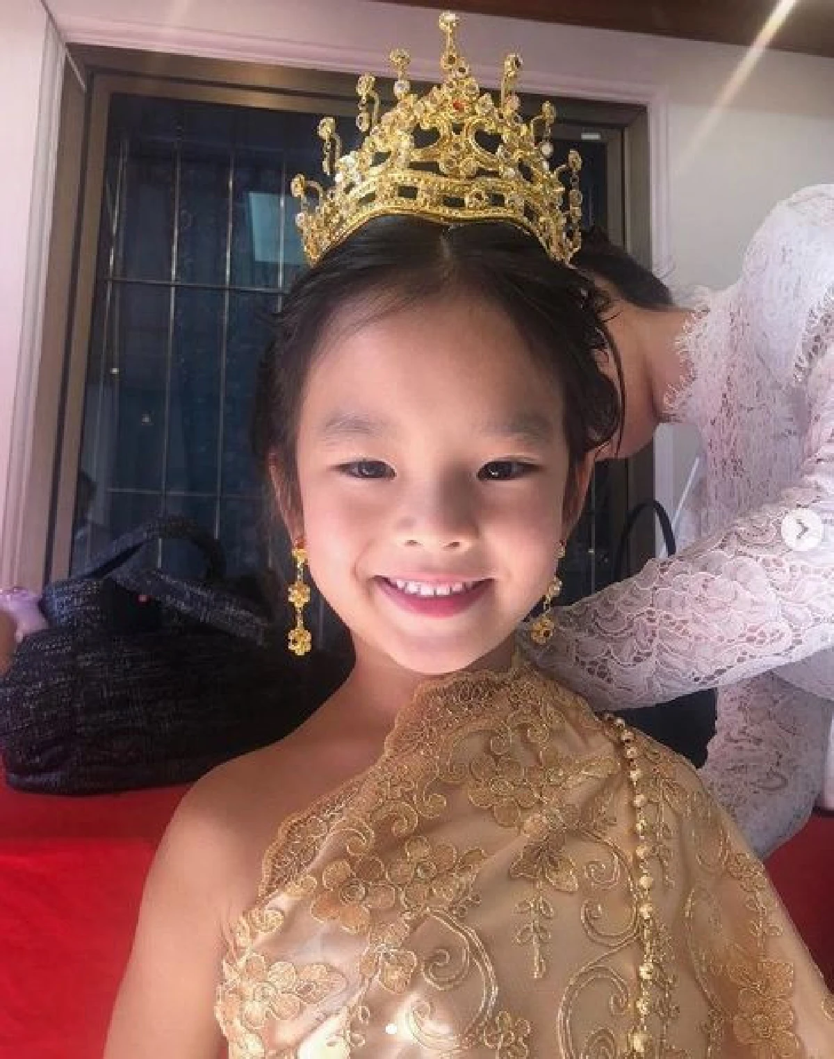 น้องปีใหม่ กับเหตุผลที่เลือกใส่ชุดไทยสีทองในวันเกิด พร้อมภาพน่ารักก้มกราบตัก แม่แอฟ