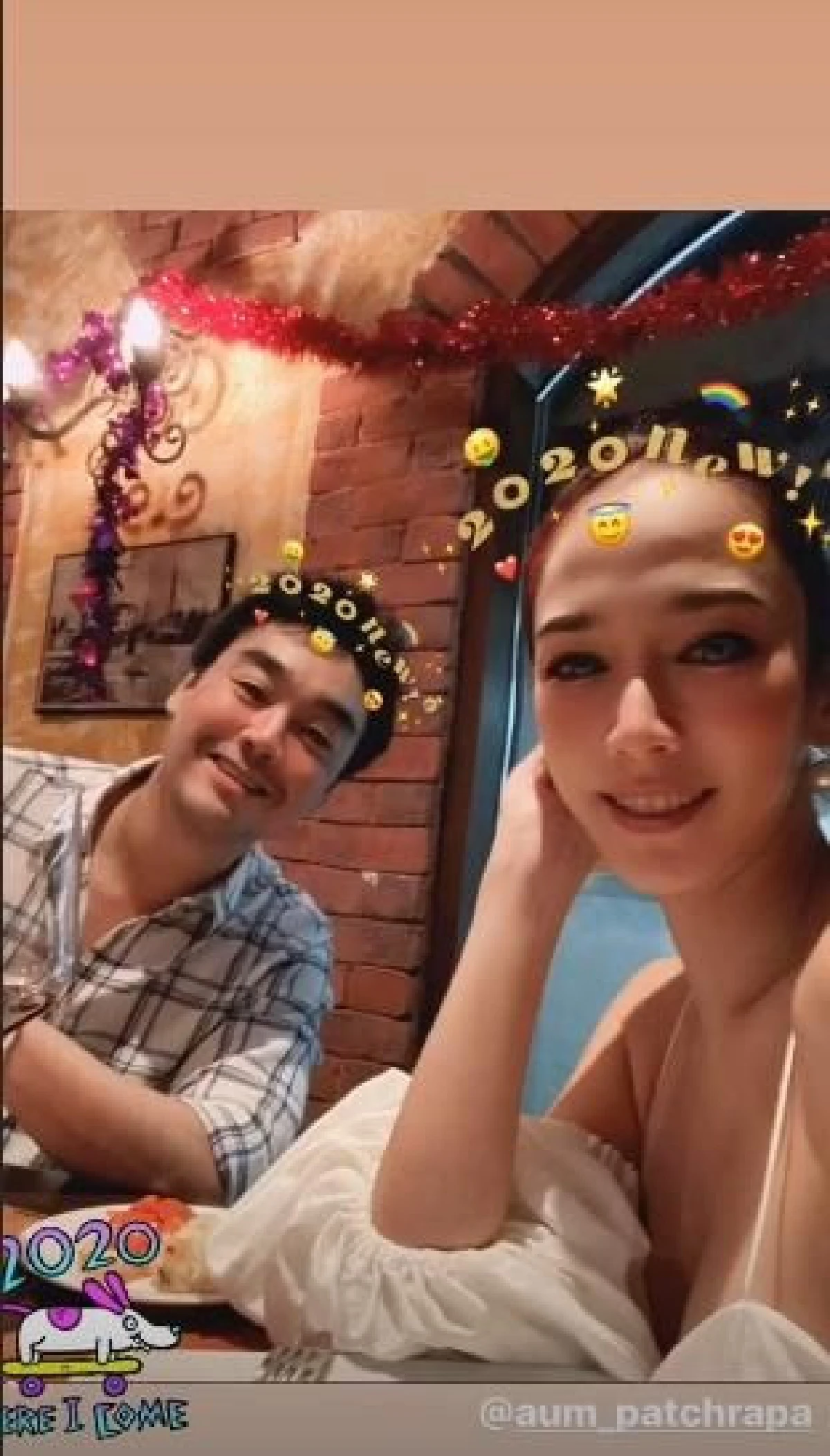 อั้ม พัชราภา สวมชุดสายเดี่ยวสุดเซ็กซี่ฉลองปีใหม่ย้อนหลังกับ ไฮโซพก