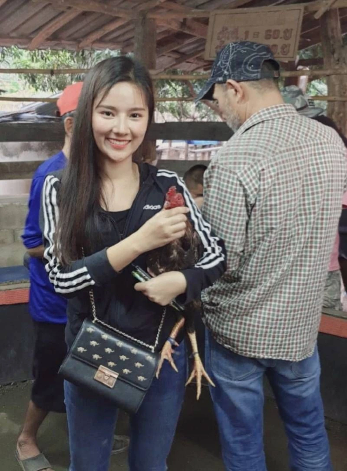 สาวพะเยาหันหลังให้งานประจำหันมาเลี้ยงไก่ชนสร้างรายได้งาม