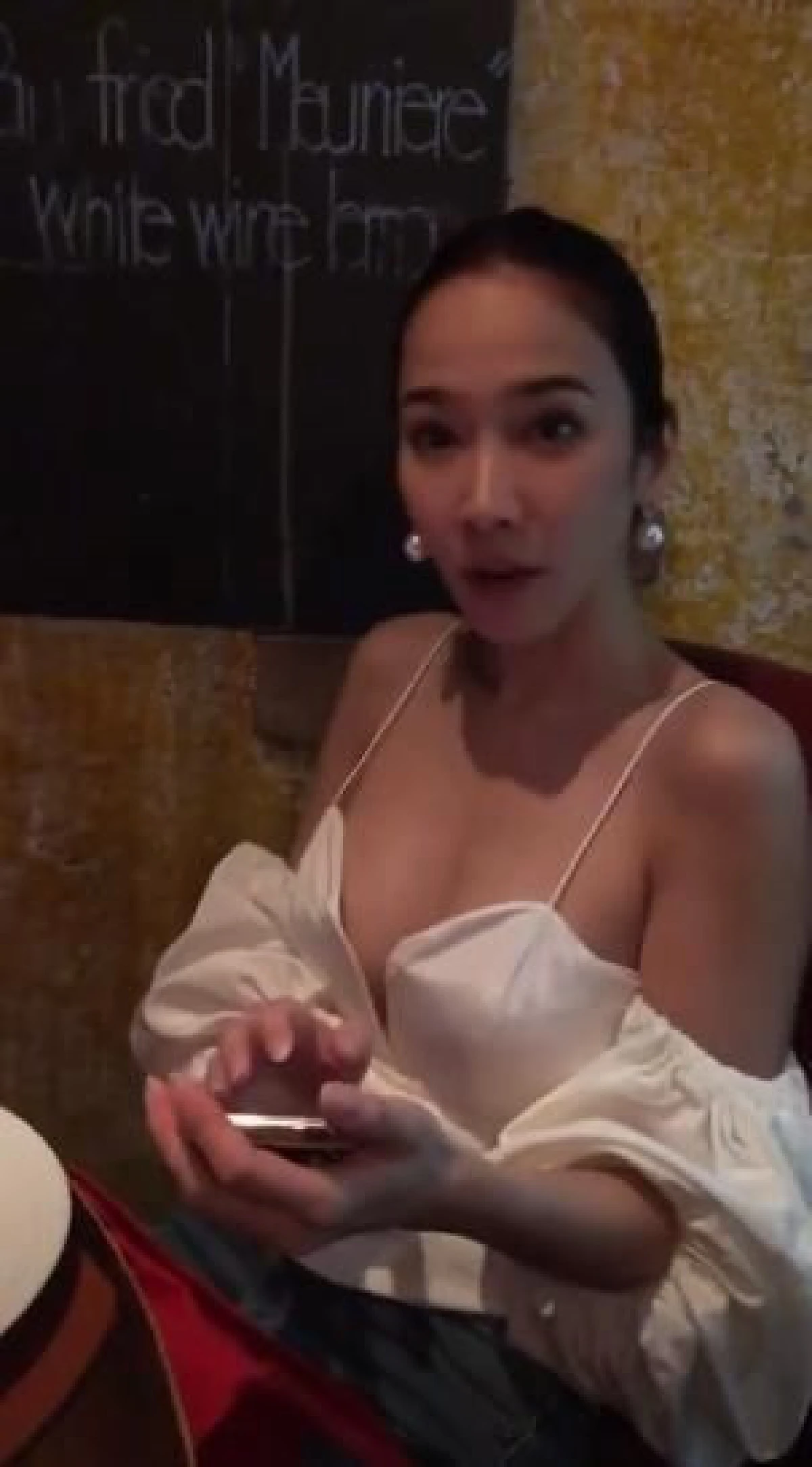 อั้ม พัชราภา สวมชุดสายเดี่ยวสุดเซ็กซี่ฉลองปีใหม่ย้อนหลังกับ ไฮโซพก