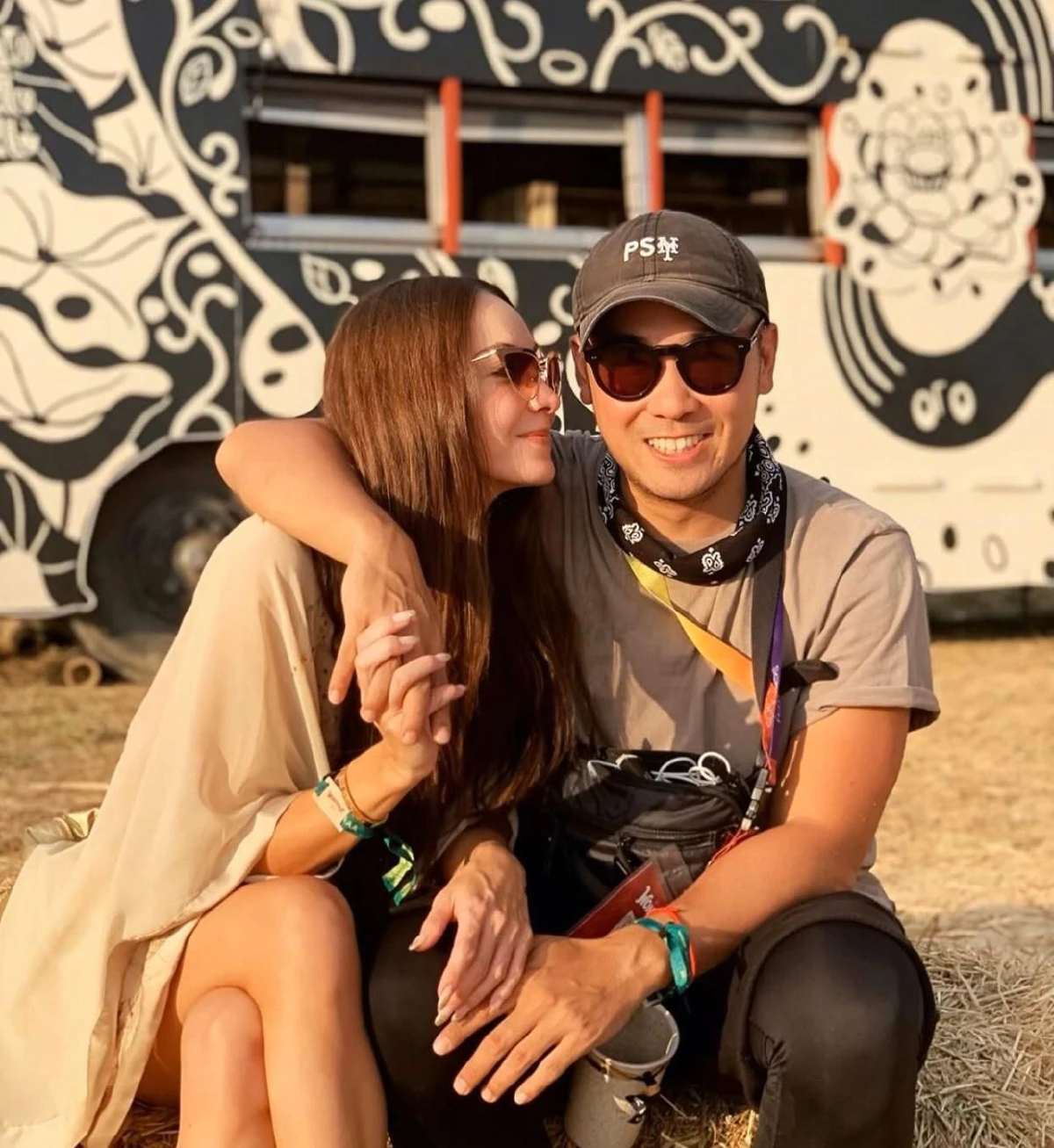 โอซา แวง จูบดูดดื่มรับปีใหม่! เปิดตัวหนุ่มนักธุรกิจอย่างเป็นทางการ