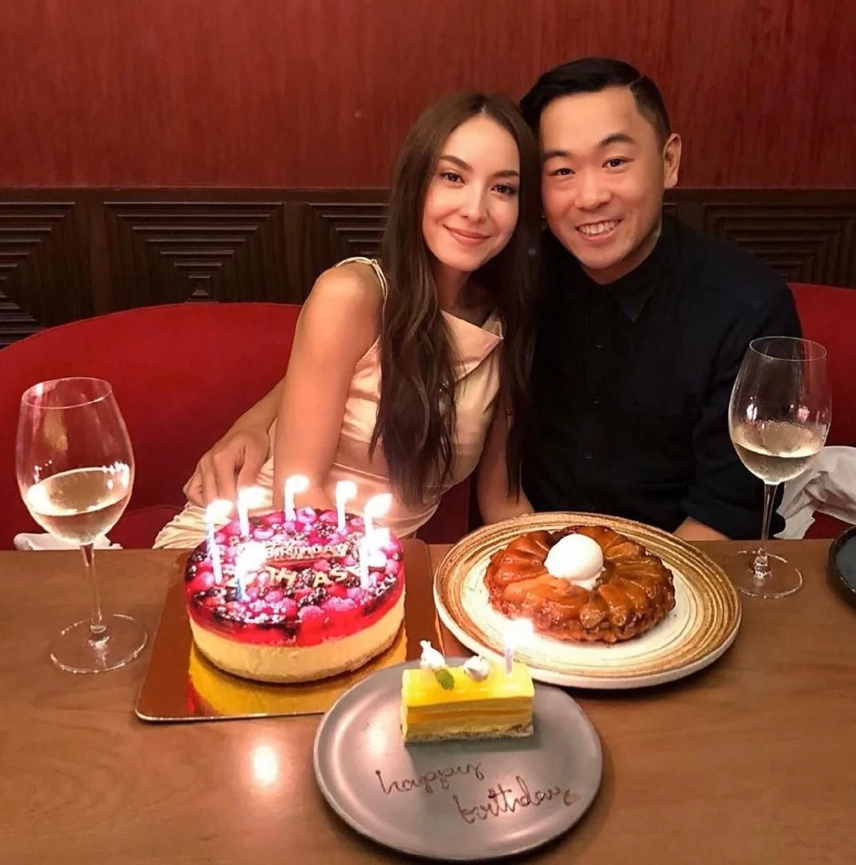 โอซา แวง จูบดูดดื่มรับปีใหม่! เปิดตัวหนุ่มนักธุรกิจอย่างเป็นทางการ