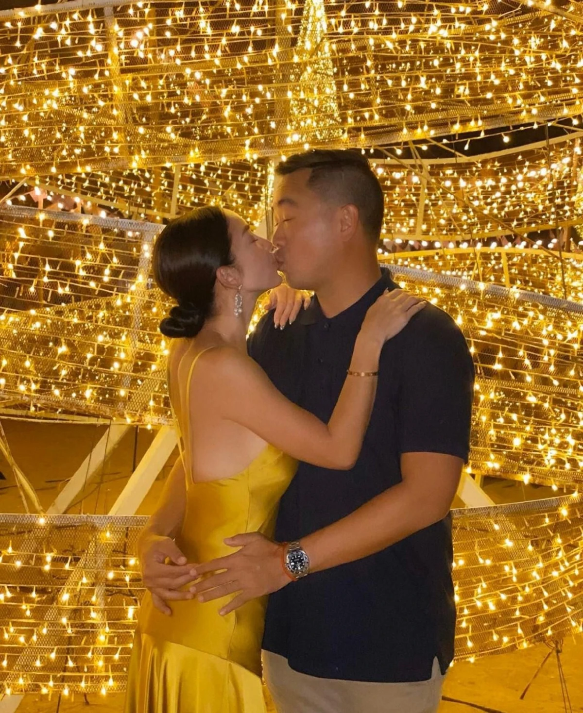 โอซา แวง จูบดูดดื่มรับปีใหม่! เปิดตัวหนุ่มนักธุรกิจอย่างเป็นทางการ