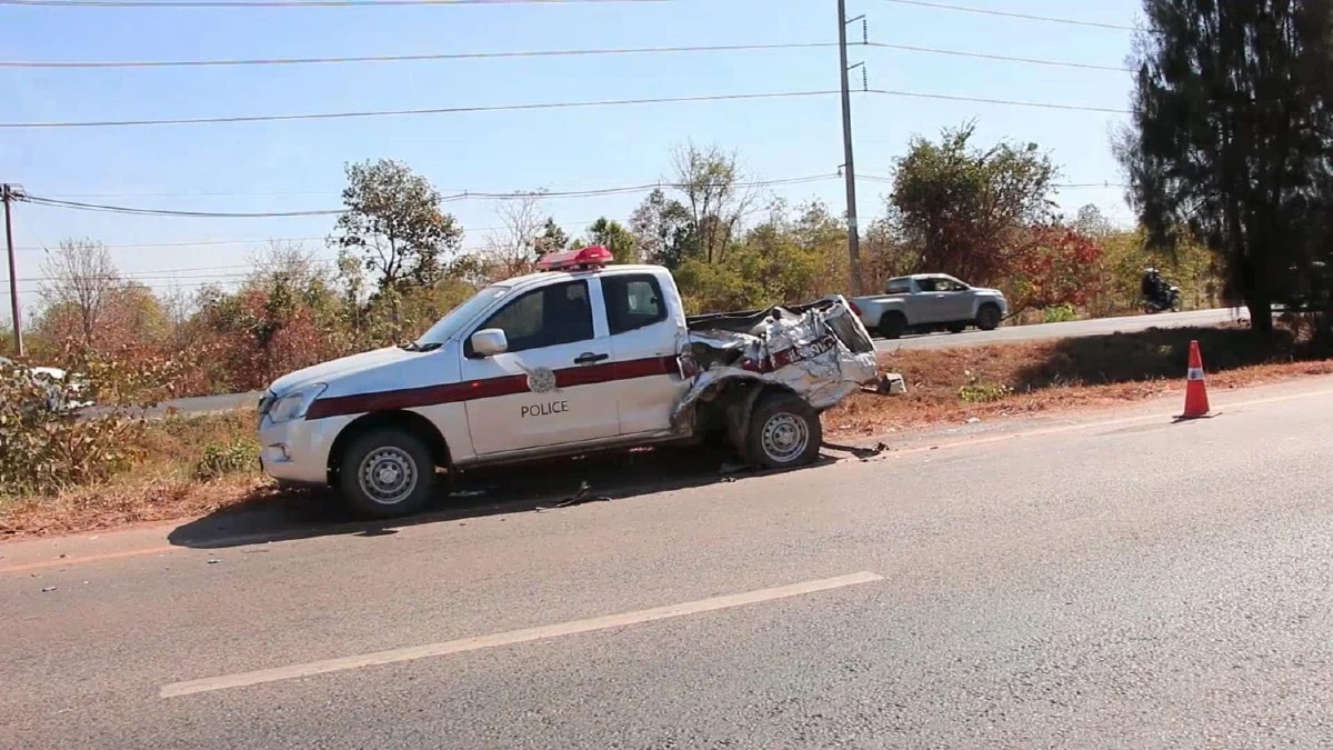 คนขับรถตู้หลับใน พุ่งชนรถกระบะตำรวจเจ็บหลายราย