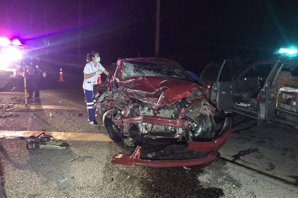 เก๋งชนกระบะสนั่นเจ็บ4 กลางโค้งถนน4เลน สงสัยปมไม่มีไฟส่องสว่าง