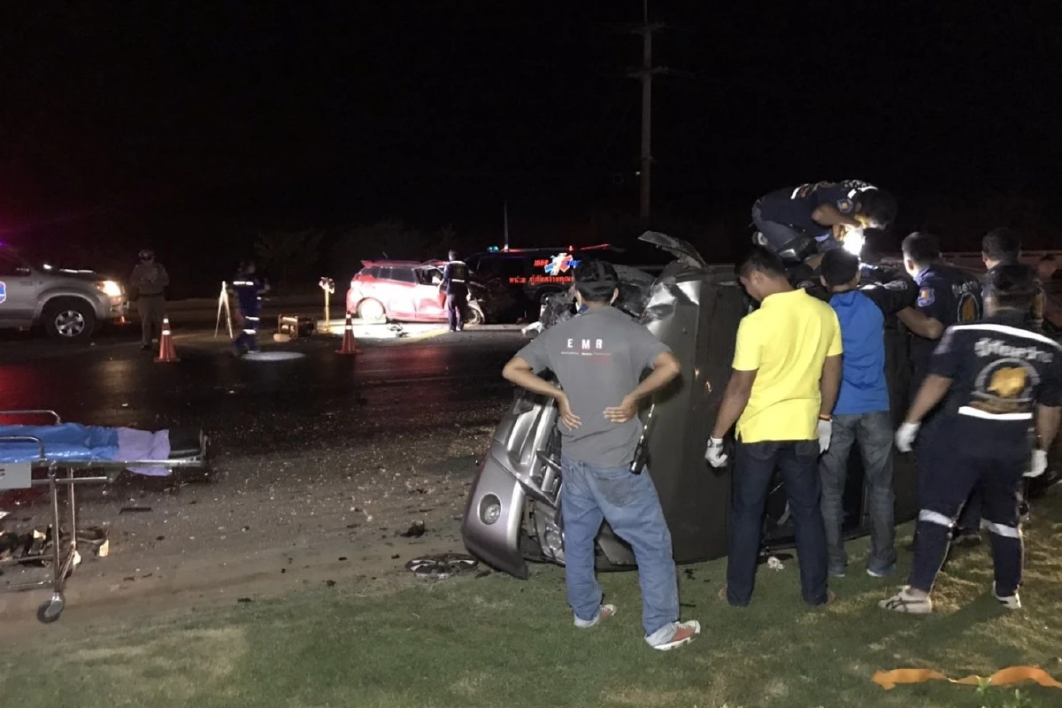 เก๋งชนกระบะสนั่นเจ็บ4 กลางโค้งถนน4เลน สงสัยปมไม่มีไฟส่องสว่าง