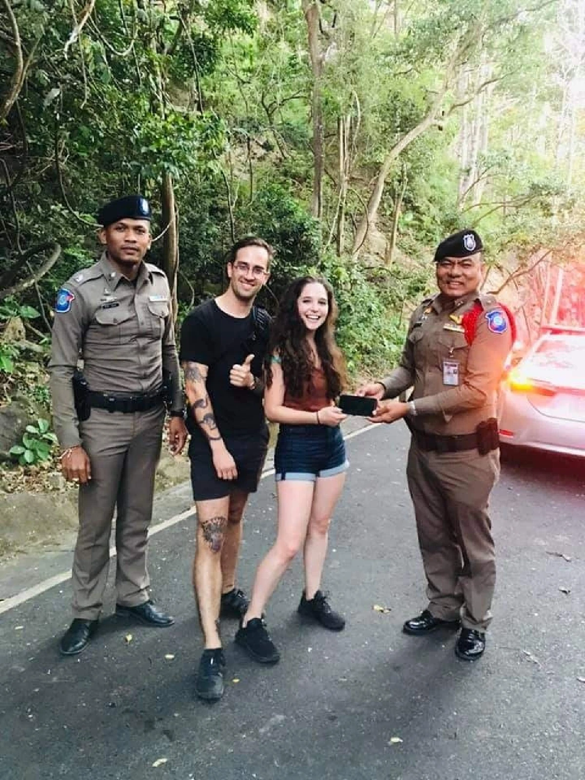 ตร.ไทยทำได้ทุกอย่าง! ช่วยตามมือถือนักท่องเที่ยวถูกลิงขโมยคืนเจ้าของ