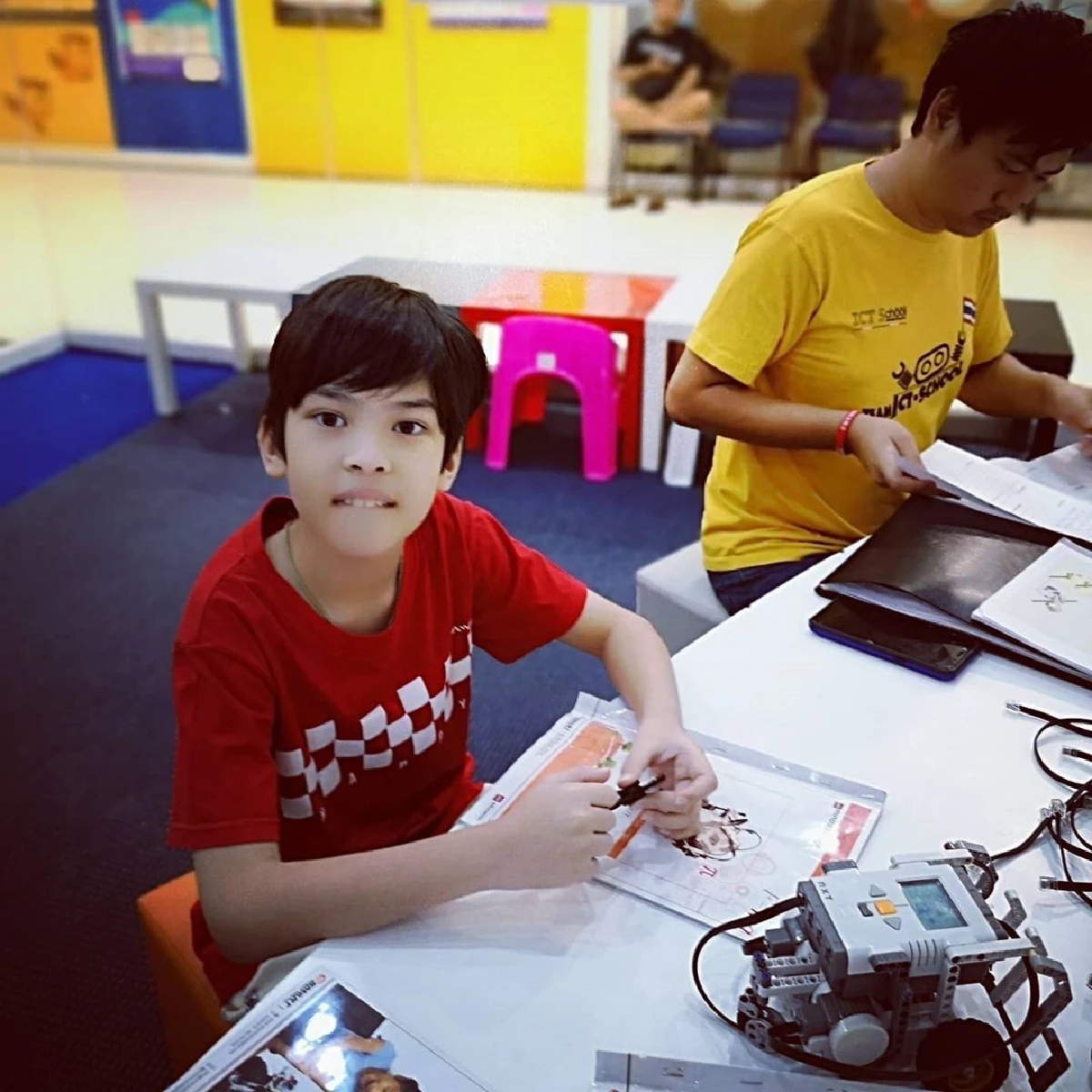 แอนนี่ บรู๊ค สู้สุดใจ! ขายบิงซูส่งลูกชายเรียนคอร์สสร้างหุ่นยนต์ตามที่สนใจ