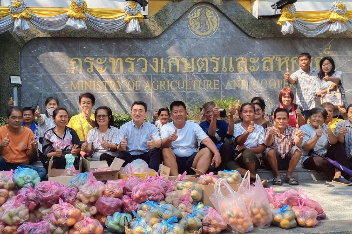 ยอม!! รมว.เกษตรฯ ส่งตัวแทนพบเกษตรกรฯ เจรจาปรับโครงสร้างหนี้ ยอม!! รมว.เกษตรฯ ส่งตัวแทนพบเกษตรกรฯ เจรจาปรับโครงสร้างหนี้