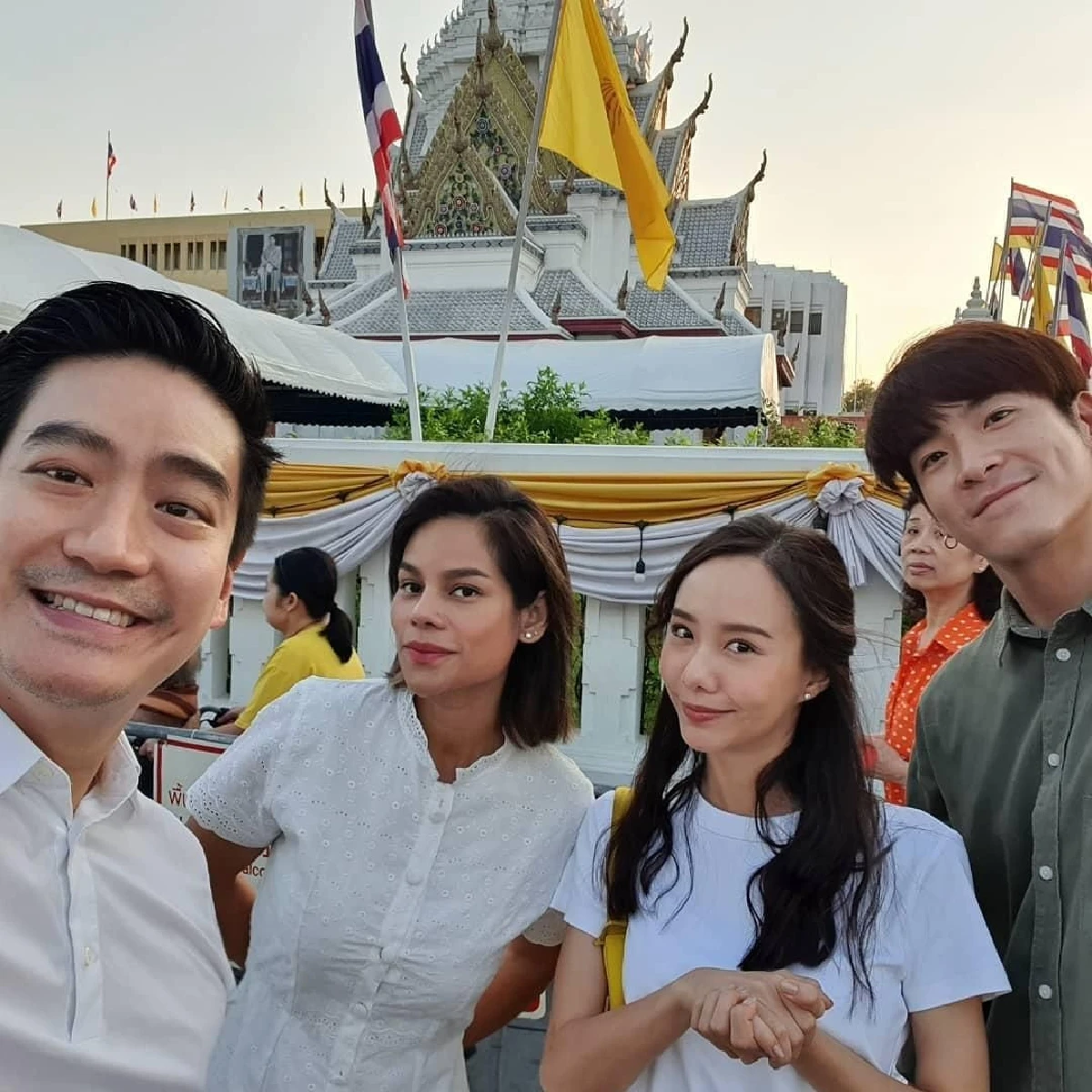 คู่รักสายบุญ! อาเล็ก-เต้ย ไหว้พระขอพรปีใหม่พร้อมพี่ๆสุดซี้ หมอโอ๊ค-โอปอล์-อ้อม