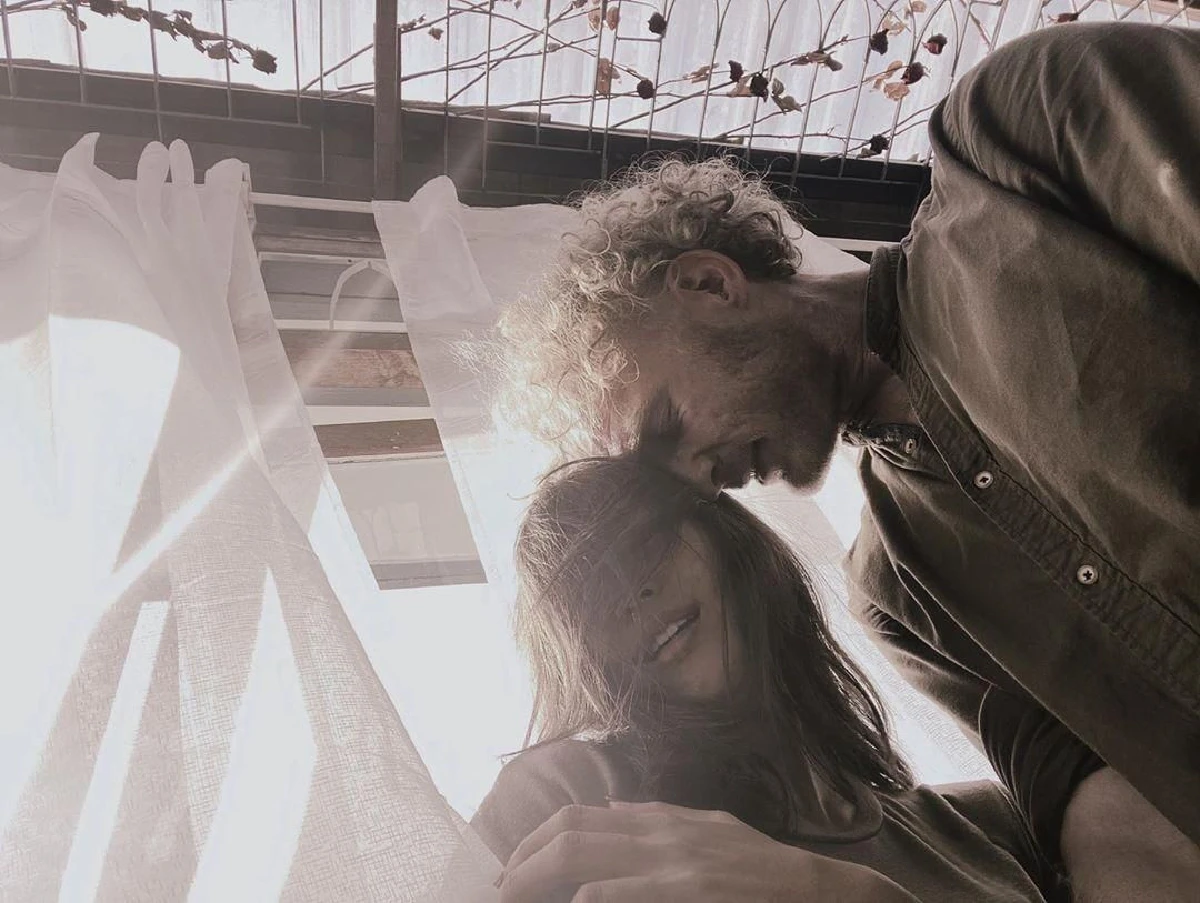 ยิปซี คีรติ ปล่อยภาพหวานนอนแนบชิดคู่หมั้นหนุ่มบาริสต้า นิโคลัส