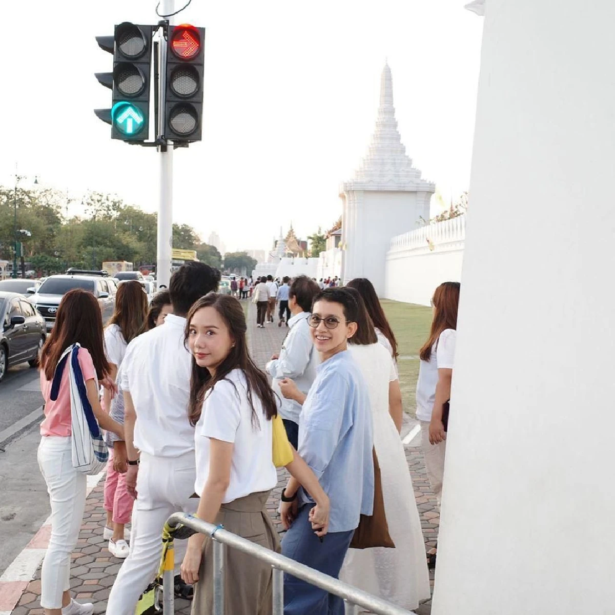 คู่รักสายบุญ! อาเล็ก-เต้ย ไหว้พระขอพรปีใหม่พร้อมพี่ๆสุดซี้ หมอโอ๊ค-โอปอล์-อ้อม