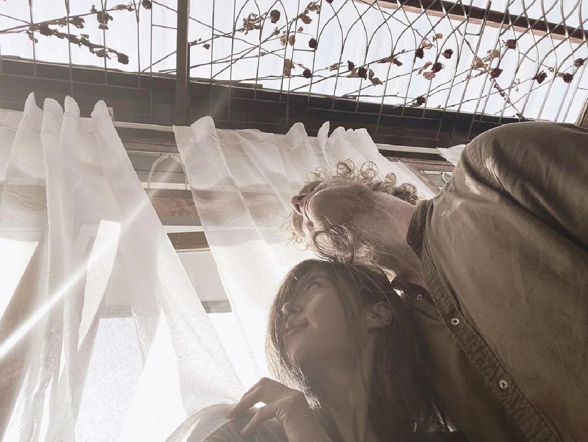 ยิปซี คีรติ ปล่อยภาพหวานนอนแนบชิดคู่หมั้นหนุ่มบาริสต้า นิโคลัส