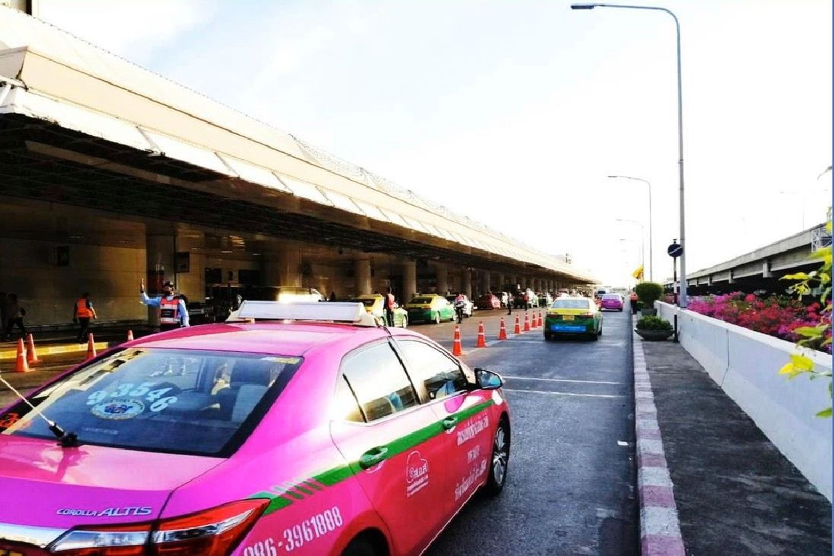 นายกฯสั่งเร่งแก้ปัญหารถติดในสนามบินดอนเมือง นายกฯสั่งเร่งแก้ปัญหารถติดในสนามบินดอนเมือง