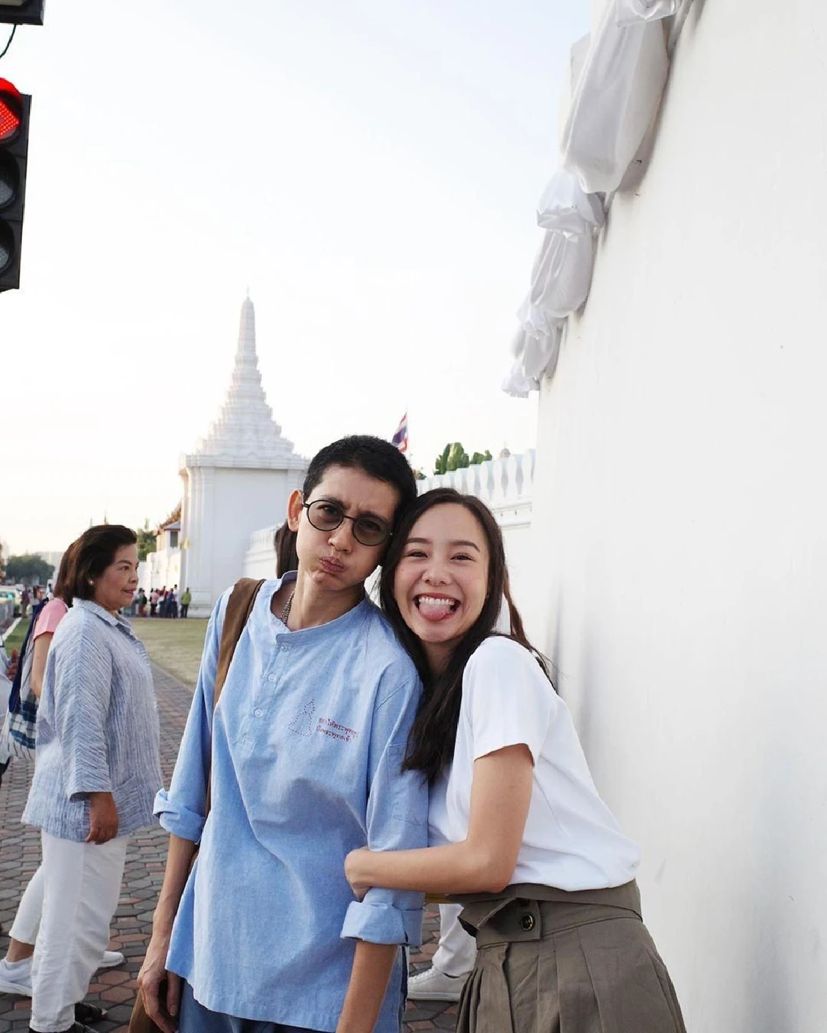 คู่รักสายบุญ! อาเล็ก-เต้ย ไหว้พระขอพรปีใหม่พร้อมพี่ๆสุดซี้ หมอโอ๊ค-โอปอล์-อ้อม