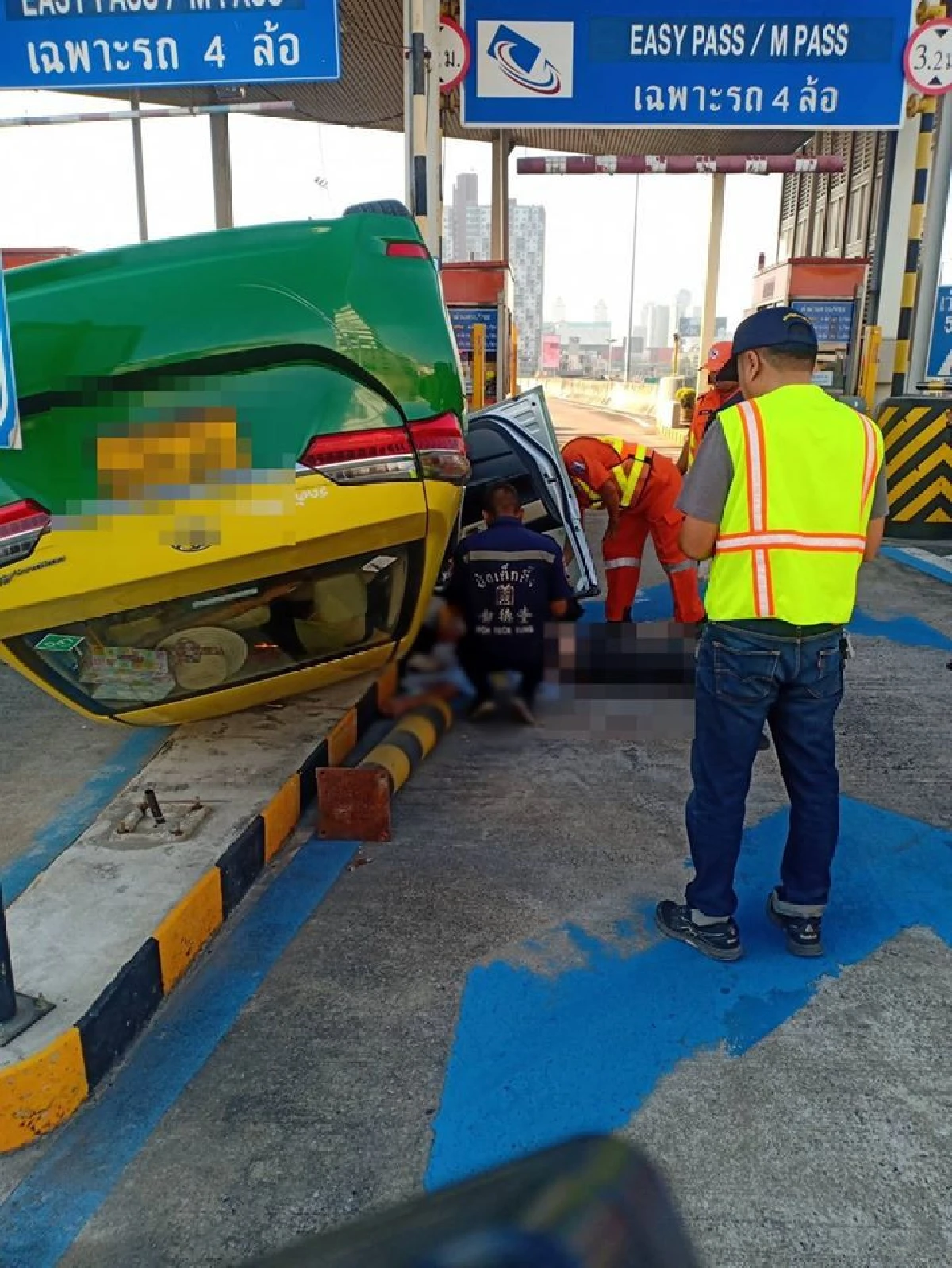 สลด!แท็กซี่คว่ำหน้าด่านเก็บเงิน คนขับวูบดับคารถ