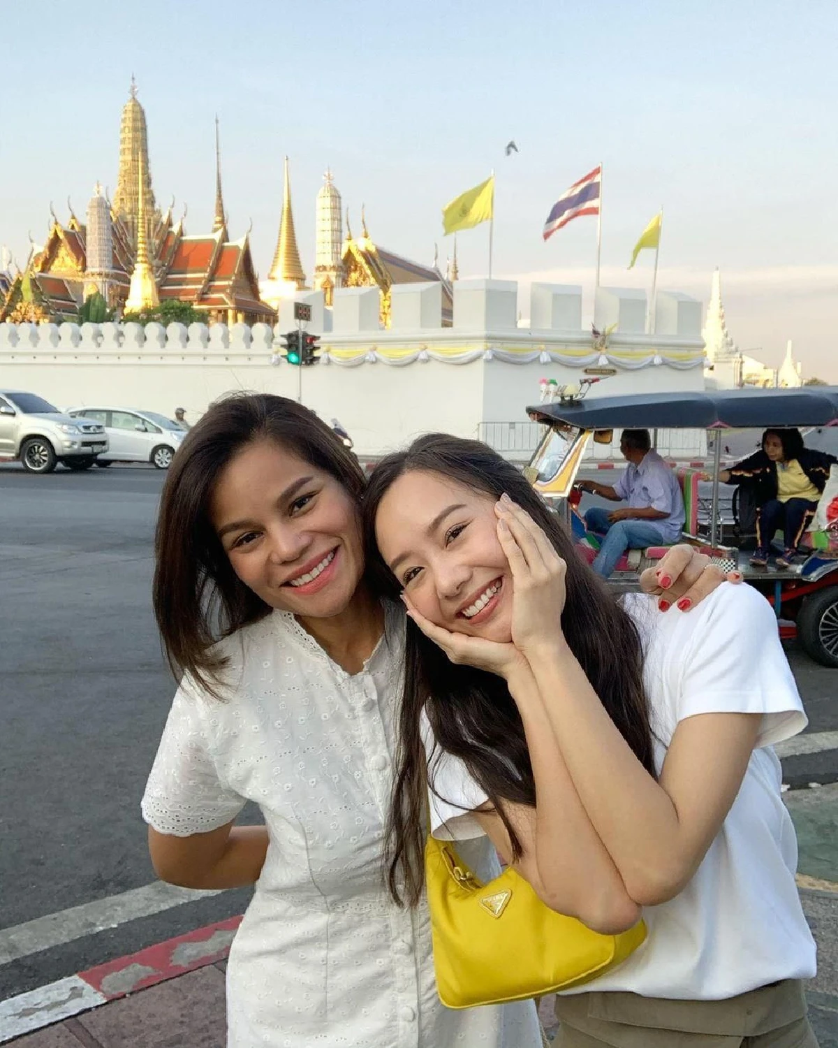 คู่รักสายบุญ! อาเล็ก-เต้ย ไหว้พระขอพรปีใหม่พร้อมพี่ๆสุดซี้ หมอโอ๊ค-โอปอล์-อ้อม