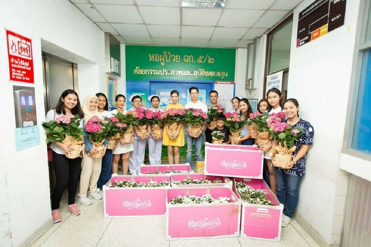 บ่าวสาวป้ายแดง ศรีริต้า-กรณ์ หอบดอกไม้จากงานหมั้นไปให้กำลังใจผู้ป่วย-จนท.รพ.ตำรวจ