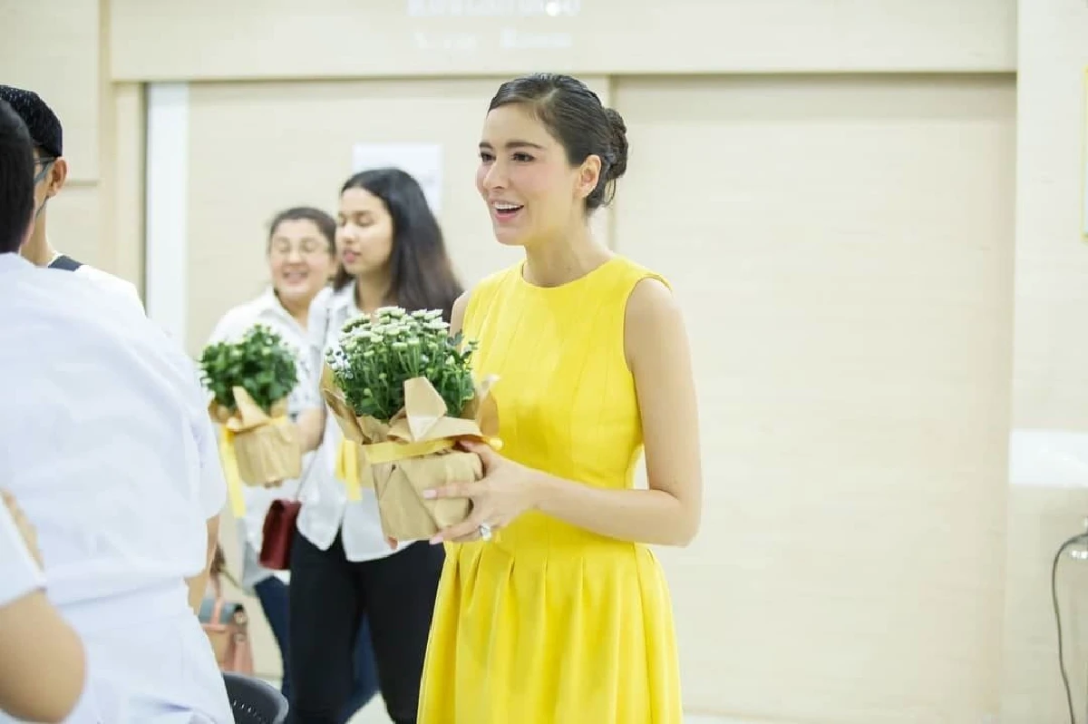 บ่าวสาวป้ายแดง ศรีริต้า-กรณ์ หอบดอกไม้จากงานหมั้นไปให้กำลังใจผู้ป่วย-จนท.รพ.ตำรวจ