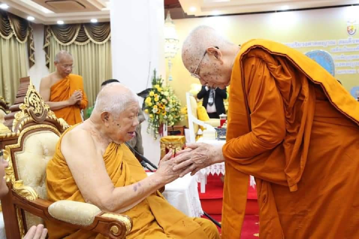 ศิษย์จัดวันเกิด 100 ปี ให้หลวงพ่อวิริยังค์ ที่ไบเทคบางนา ศิษย์จัดวันเกิด 100 ปี ให้หลวงพ่อวิริยังค์ ที่ไบเทคบางนา