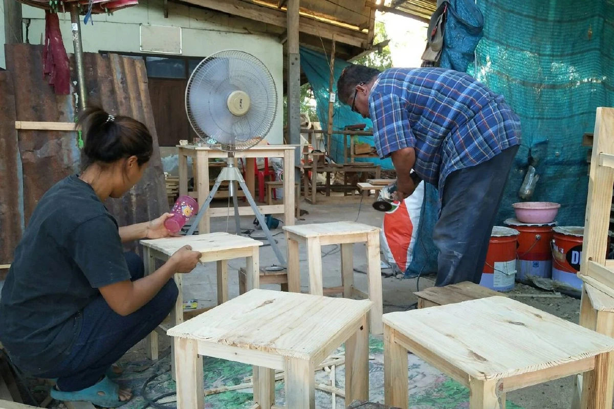 สาวใหญ่ชวนสามีลูกรีไซเคิลไม้พาเลทเก่า เป็นเฟอร์นิเจอร์ขายสร้างรายได้งาม