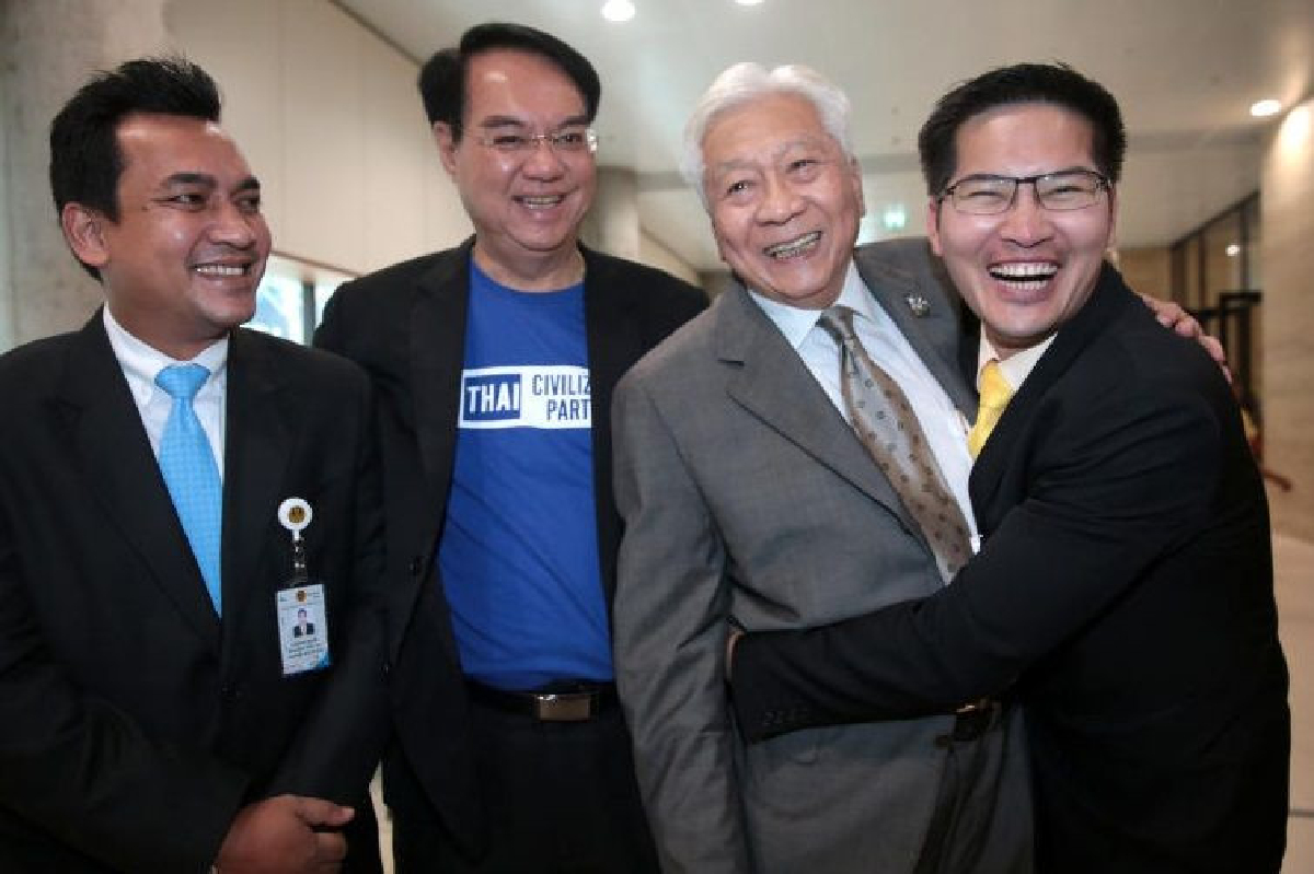 'มงคลกิตติ์- พิเชษฐ'แถลงซบ'ลุงตู่'รอบ2ชูทำให้บ้านเมืองสงบ 'มงคลกิตติ์- พิเชษฐ'แถลงซบ'ลุงตู่'รอบ2ชูทำให้บ้านเมืองสงบ