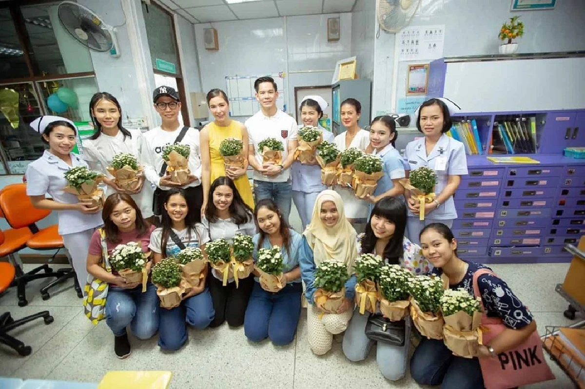 บ่าวสาวป้ายแดง ศรีริต้า-กรณ์ หอบดอกไม้จากงานหมั้นไปให้กำลังใจผู้ป่วย-จนท.รพ.ตำรวจ