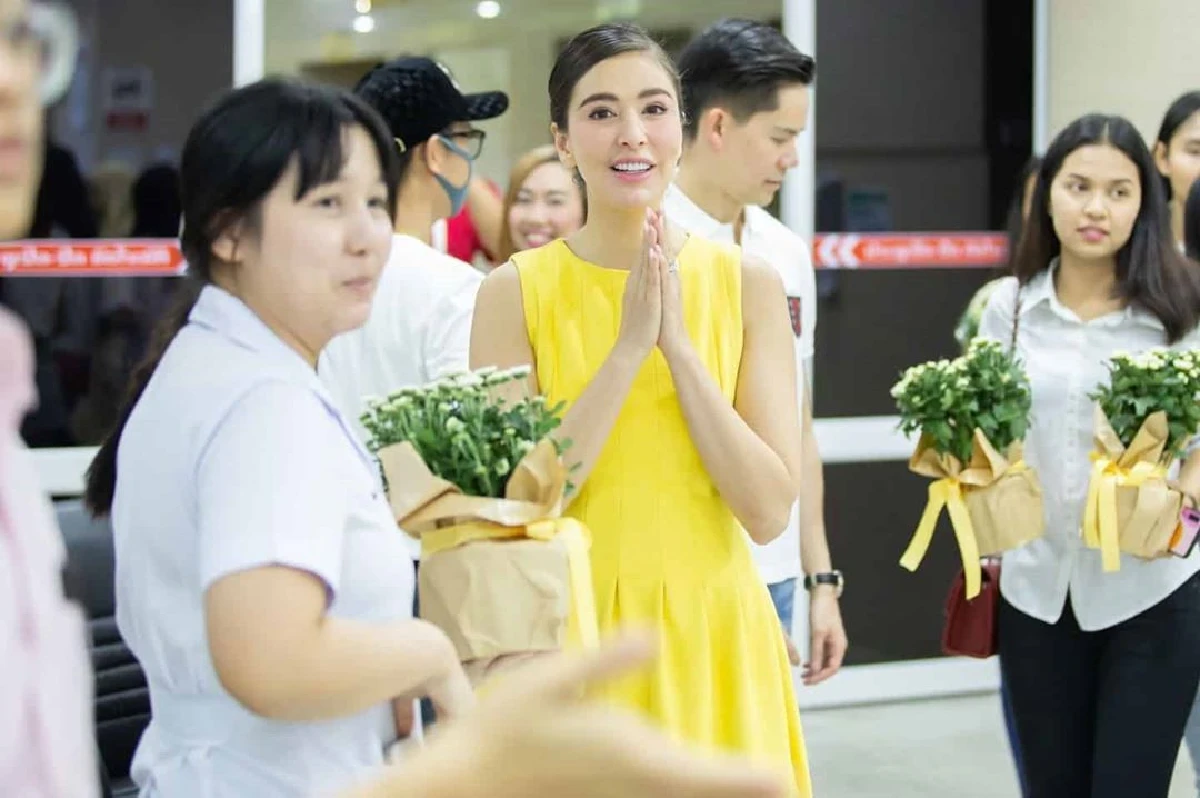 บ่าวสาวป้ายแดง ศรีริต้า-กรณ์ หอบดอกไม้จากงานหมั้นไปให้กำลังใจผู้ป่วย-จนท.รพ.ตำรวจ