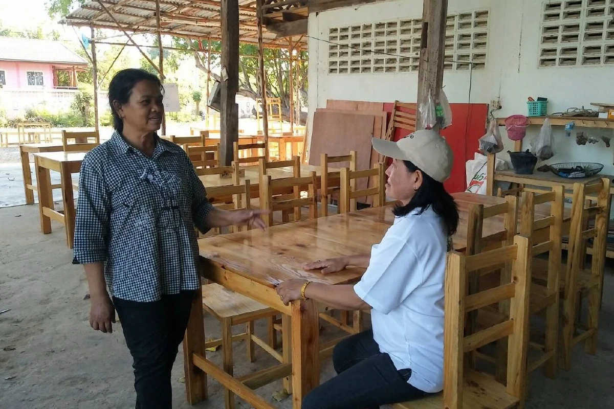 สาวใหญ่ชวนสามีลูกรีไซเคิลไม้พาเลทเก่า เป็นเฟอร์นิเจอร์ขายสร้างรายได้งาม