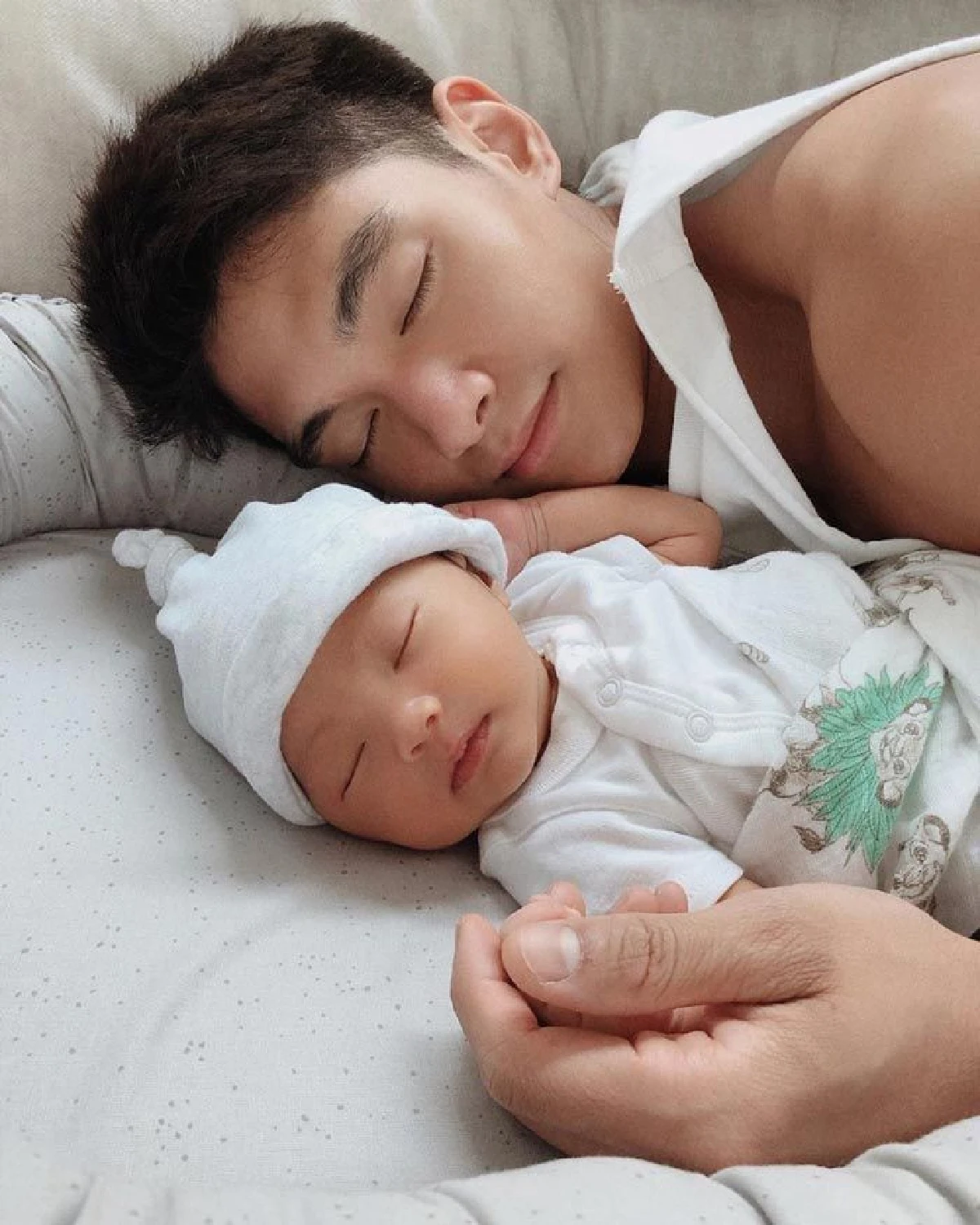 อดห่วงไม่ได้! มิกกี้ เผยภาพ  น้องโนล่า นอนบนโซฟาแคบๆ แฟนคลับเตือนหวั่นเกิดอันตราย