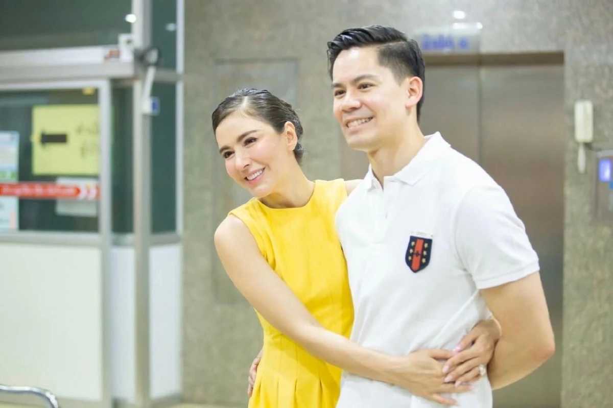 บ่าวสาวป้ายแดง ศรีริต้า-กรณ์ หอบดอกไม้จากงานหมั้นไปให้กำลังใจผู้ป่วย-จนท.รพ.ตำรวจ