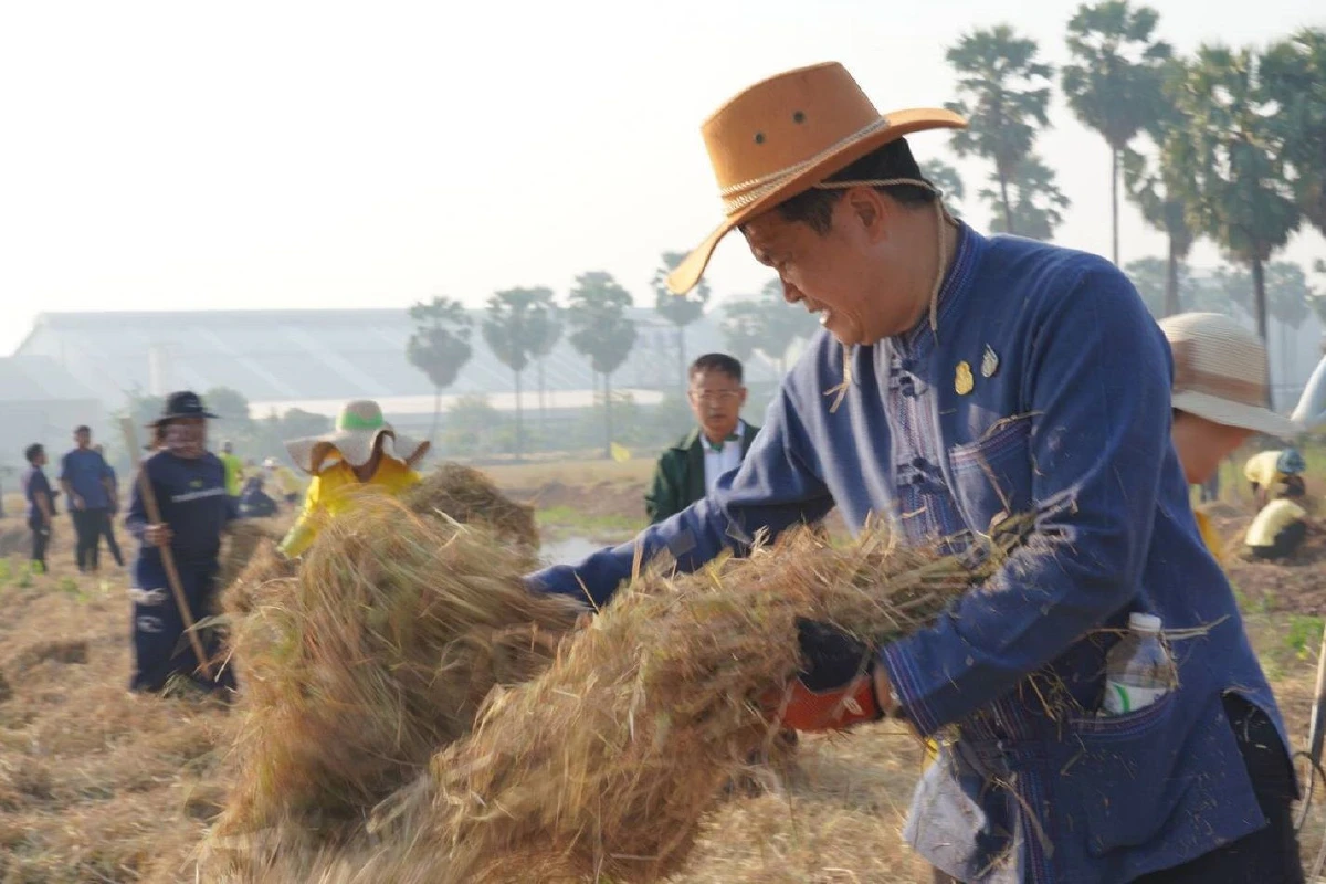 อธิบดี พช.เดินตามศาสตร์พระราชา นำทีมปรับพื้นที่ “โคก หนอง นา โมเดล”