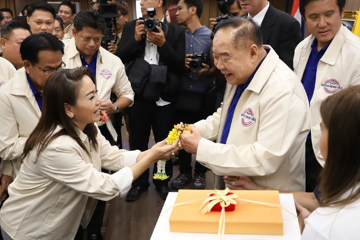 "บิ๊กป้อม" ประชุมสส.พลังประชารัฐ แจกเหรียญพระพุทธชินราช