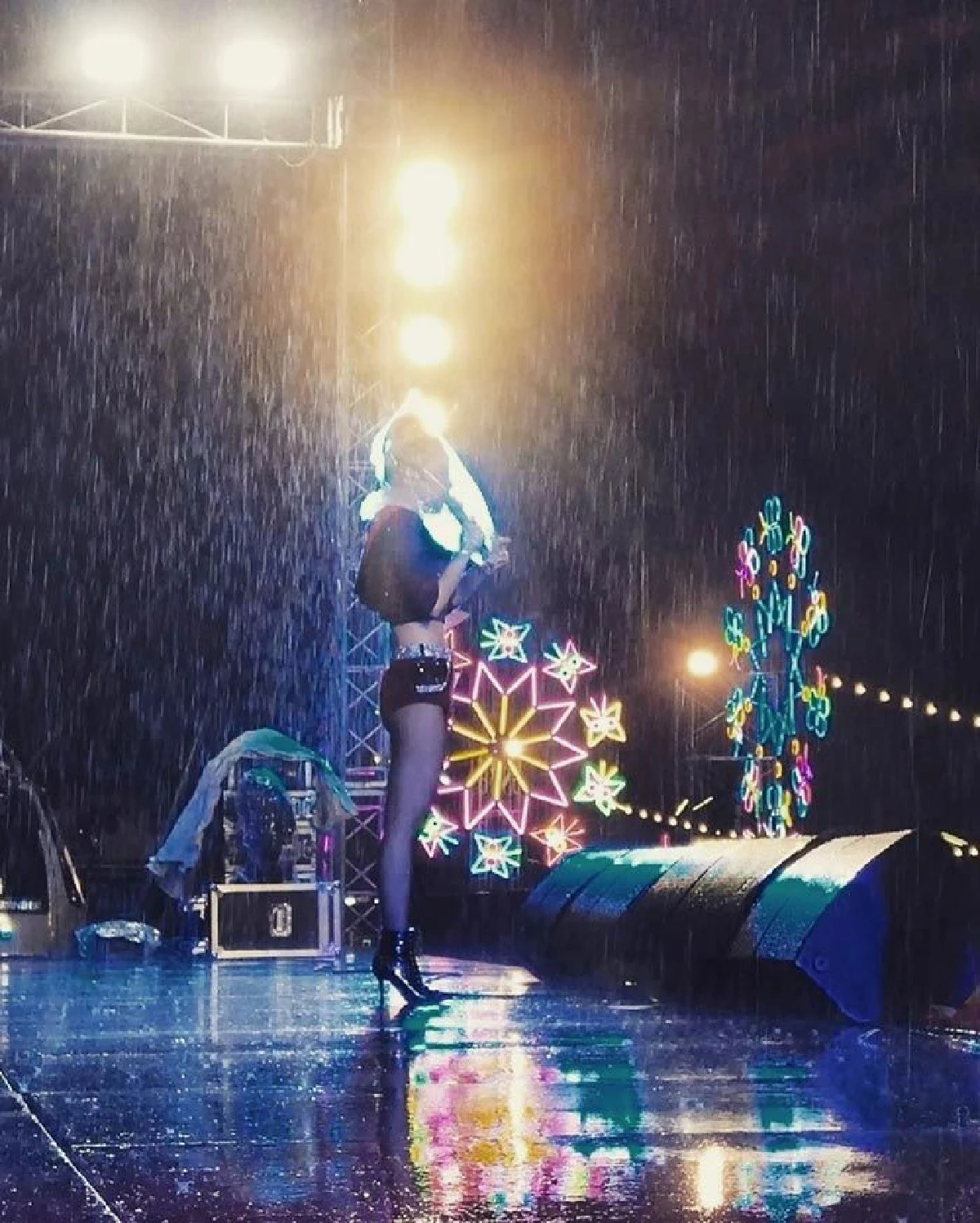 จ๊ะ อาร์สยาม สปิริตแรง! นำถุงครอบหัวกันฝน ขึ้นร้องเพลงให้แฟนๆที่มารอได้สนุกกัน