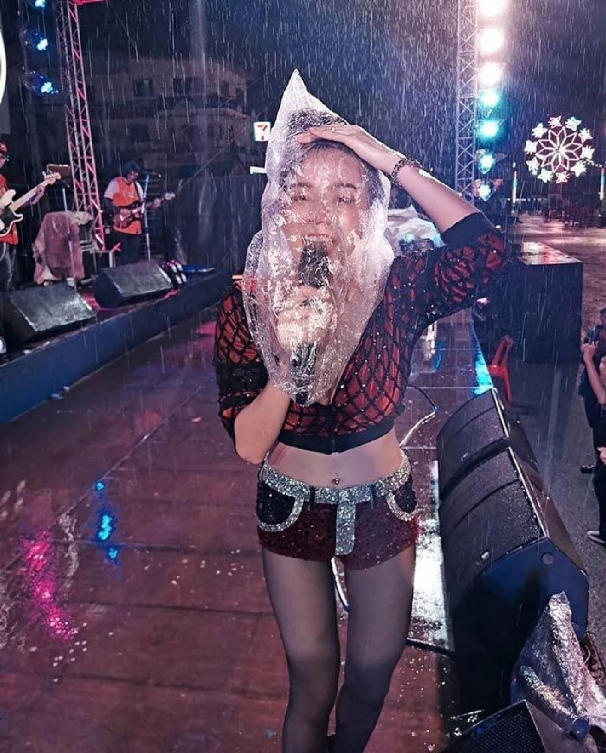 จ๊ะ อาร์สยาม สปิริตแรง! นำถุงครอบหัวกันฝน ขึ้นร้องเพลงให้แฟนๆที่มารอได้สนุกกัน