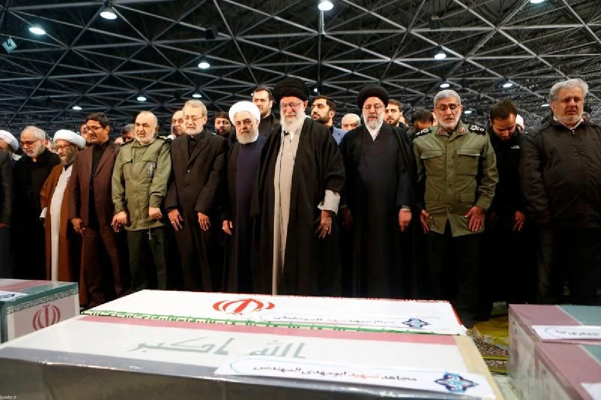 ผู้นำอิหร่านหลั่งน้ำตากลางพิธีศพ "โซเลมานี"