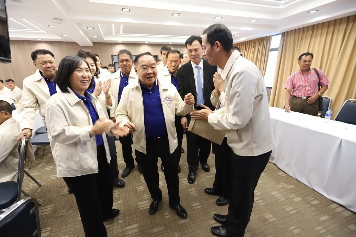 "บิ๊กป้อม" ประชุมสส.พลังประชารัฐ แจกเหรียญพระพุทธชินราช