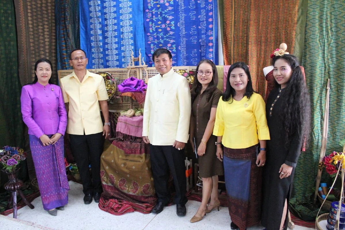 พช.สุรินทร์ อนุรักษ์ศิลป์ผ้าถิ่นไทย ชูเมืองที่หมู่บ้านทอผ้าไหมมากที่สุดในไทย