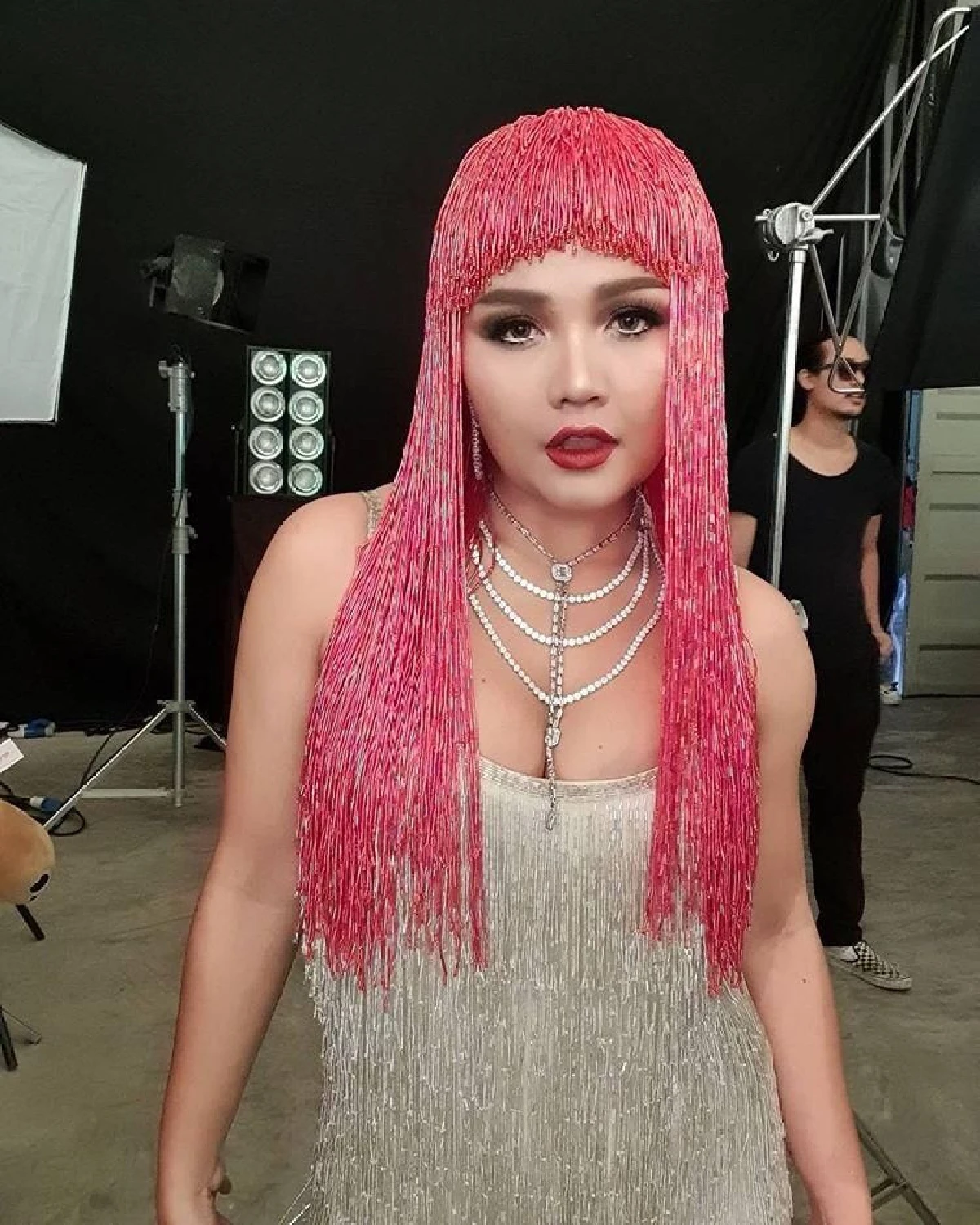 ไม่รวยมากแต่เปย์หนัก! ตั๊กแตน ชลดา นับเงินล้านใส่ซองแจกลูกน้องในปาร์ตี้ปีใหม่