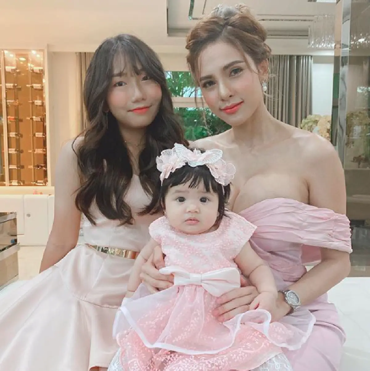 “อุ้ม ลักขณา” ถามแฟนๆ หลังโพสต์ภาพคู่ “น้องดิสนีย์” ว่าหมือนกันไหม แต่คำตอบกลับพลิก