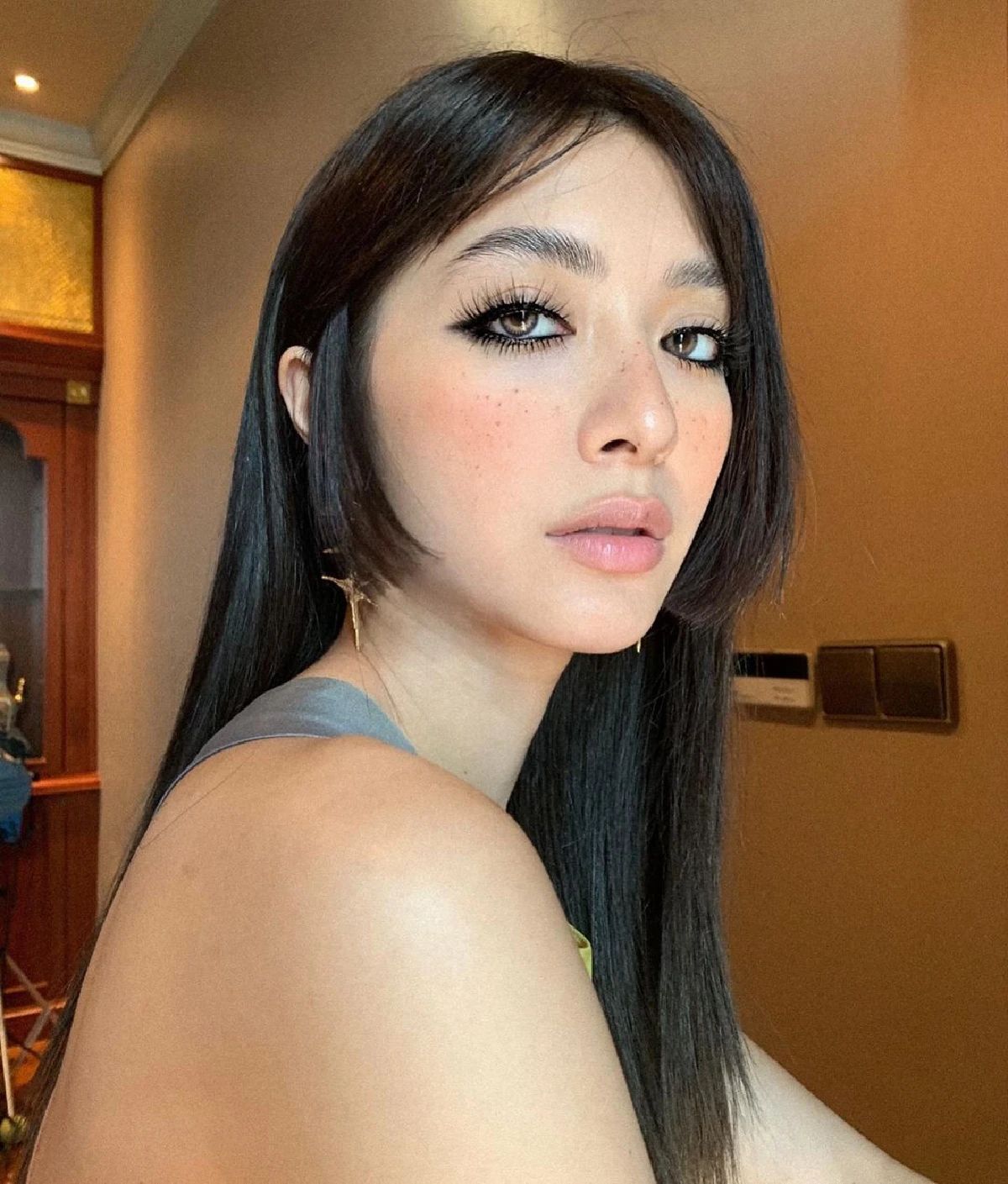 สวยฟาดไม่ยั้ง! มิว นิษฐา เปลี่ยนลุคเป็นสาวเปรี้ยวเท่เอาอยู่ทุกสไตล์จริงๆ